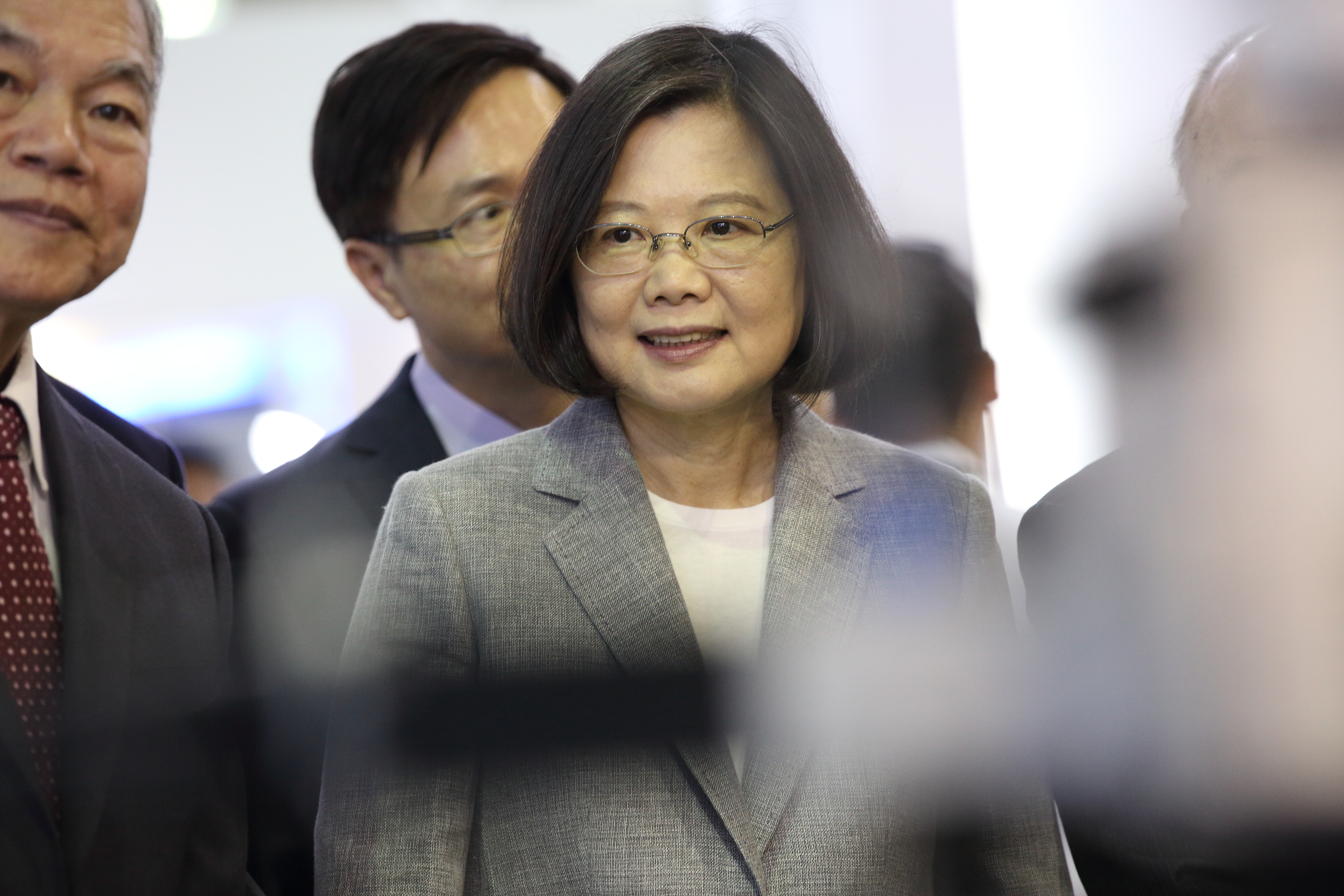 鴻海董事長郭台銘曾說「民主不能當飯吃」，總統蔡英文則認為若沒有民主，只能要飯吃。