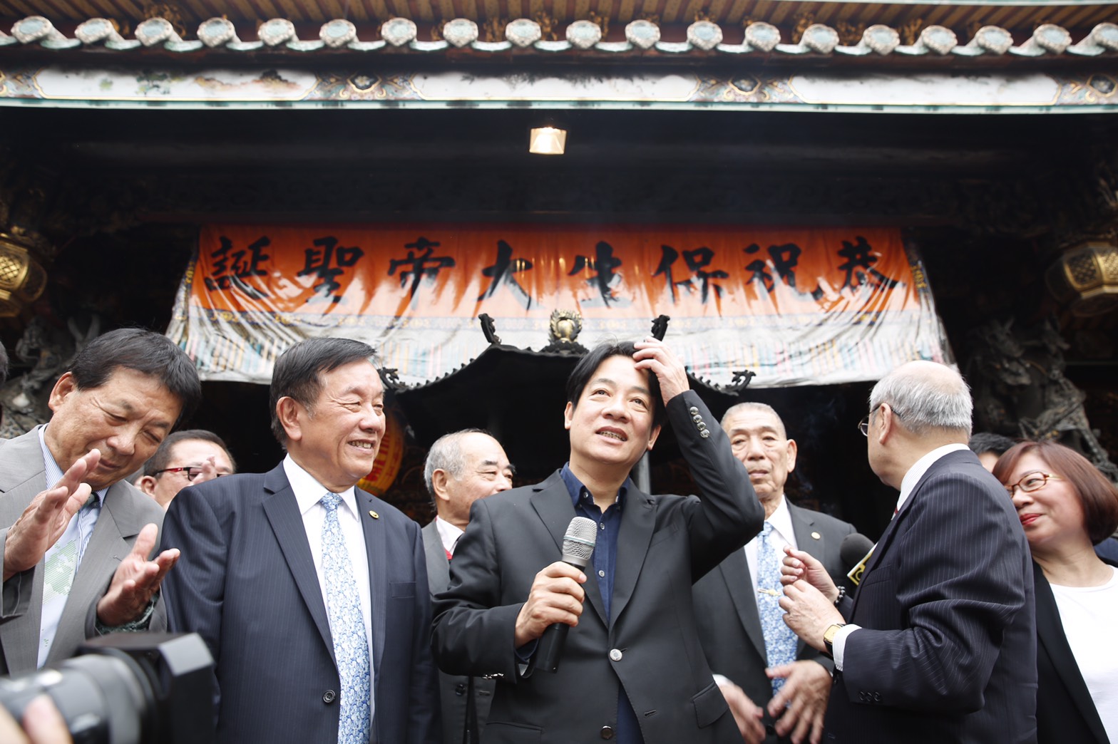 行政院前院長賴清德今早到北市保安宮參拜。