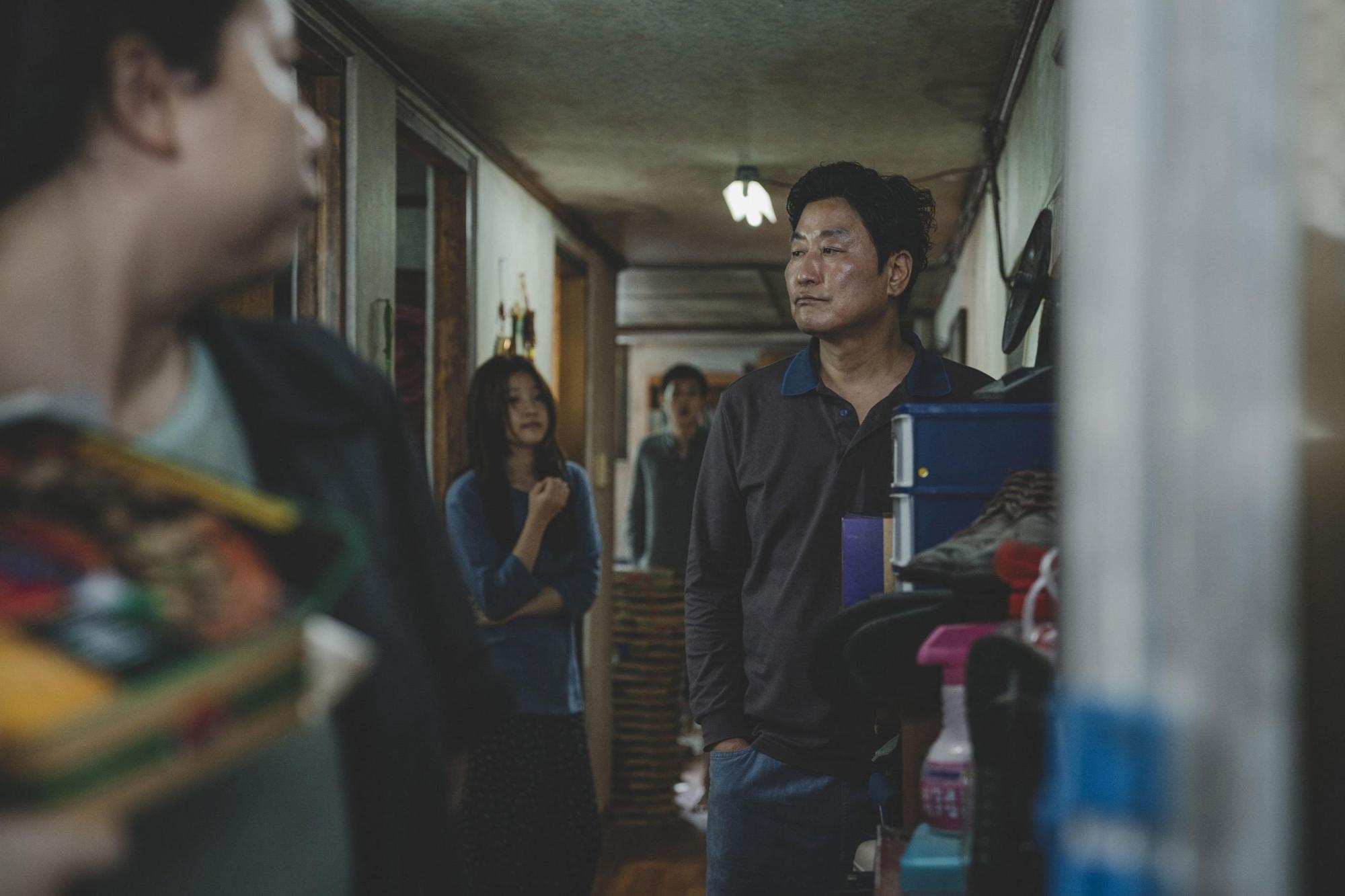 宋康昊（右）與導演奉俊昊4度合作，《寄生上流》以懸疑風格，描繪韓國社會貧富差距的階級。（威望國際提供）
