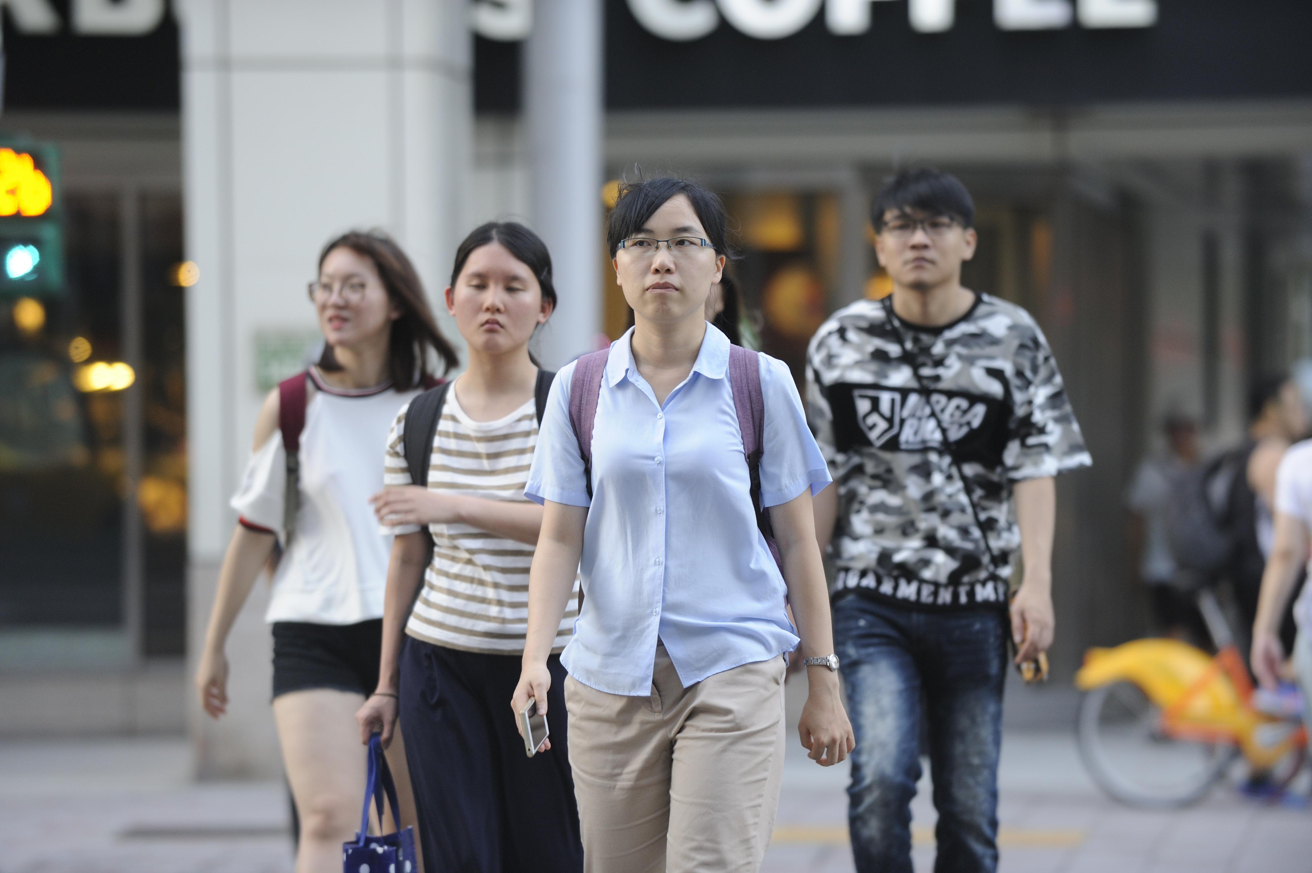 單身小資族的免稅門檻提高至40.8萬元，專家建議，還是要上網申報所得稅。