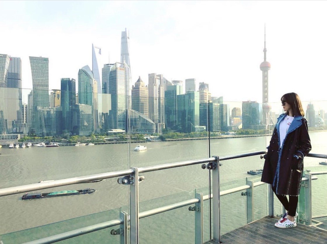 陳若儀po出在上海外灘照片，腳上穿的即是CHANEL x Pharrell聯名膠囊系列白球鞋。（翻攝自陳若儀臉書）