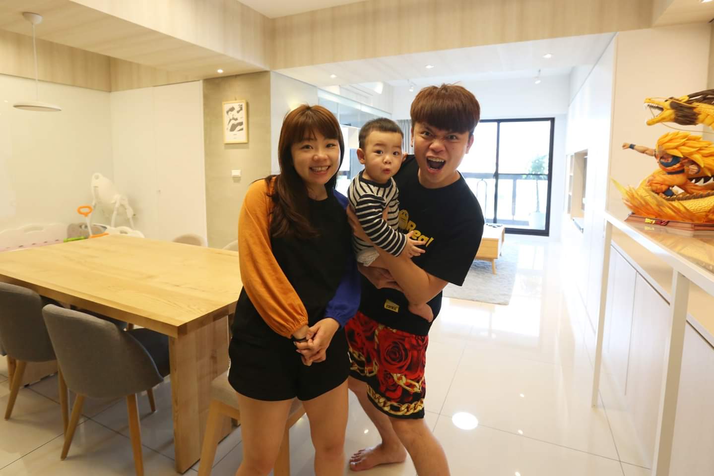 蔡阿嘎與老婆二伯及兒子「蔡桃貴」在新家中跟網友分享他們的喜悅。（翻攝蔡阿嘎臉書）