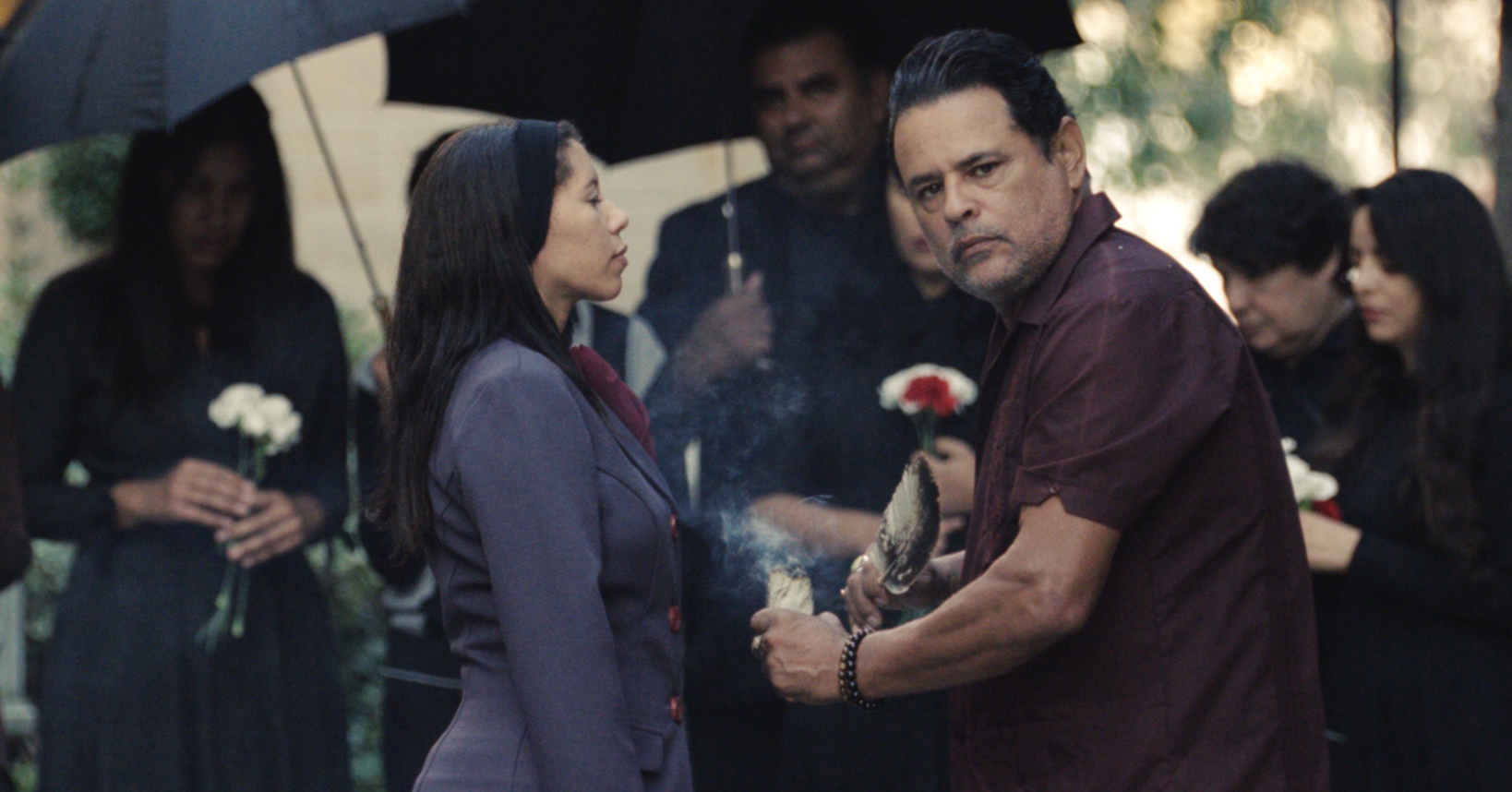 雷蒙克魯斯（右）過去曾演過《迫切的危機》《異形4：浴火重生》等片，在《哭泣的女人》扮演巫醫。（華納兄弟）