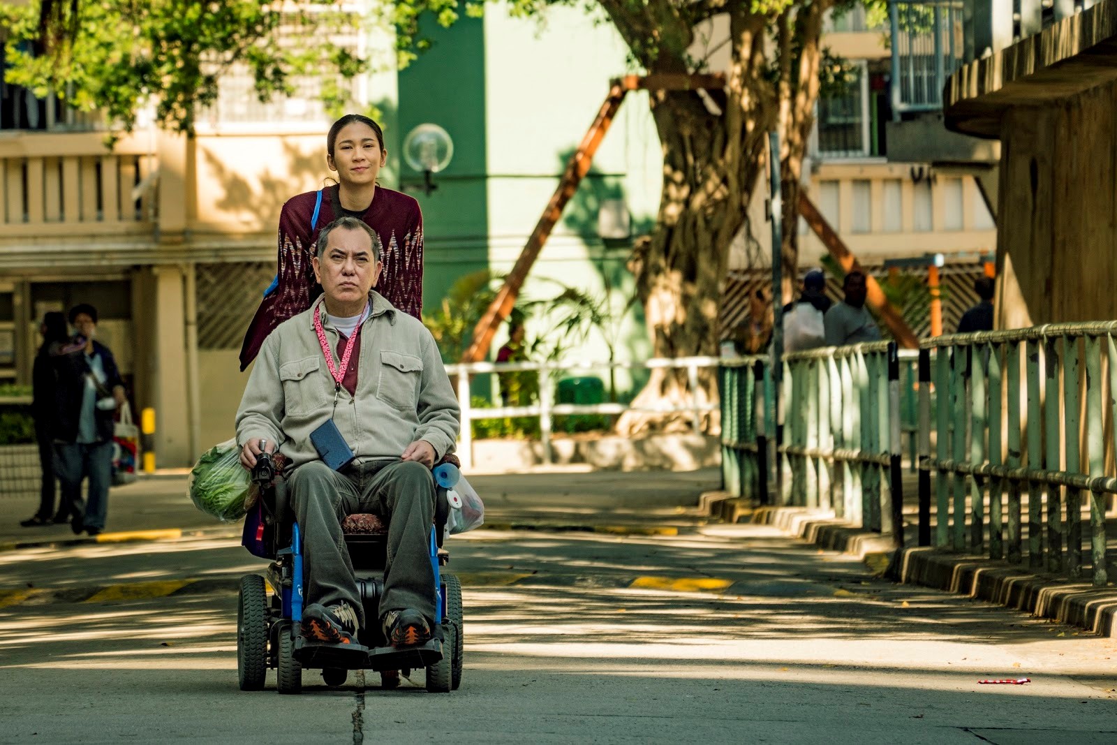 黃秋生（前）與Crisel Consunji（後）分別飾演工傷殘障者與菲傭，雖是雇傭關係，但彼此相知相惜。（甲上提供）