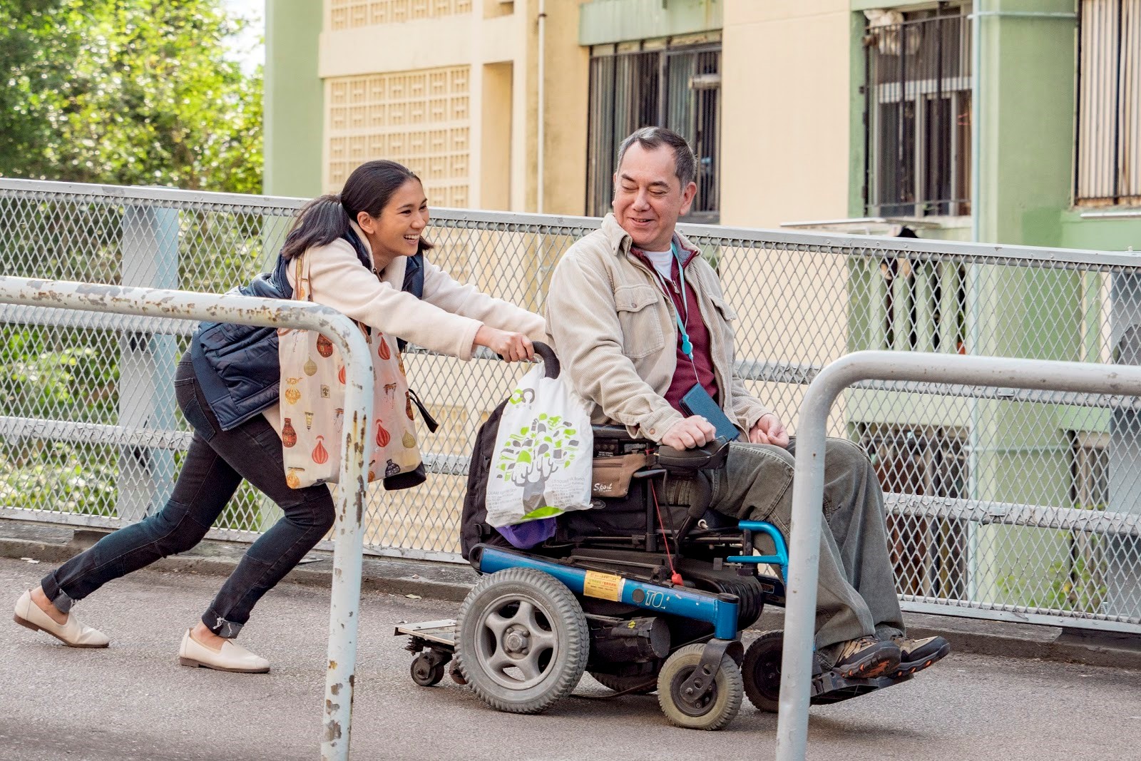 《淪落人》中黃秋生（右）、Crisel Consunji（左）互動精彩，兩人分別獲香港電影金像獎最佳男主角與新演員。（甲上提供）