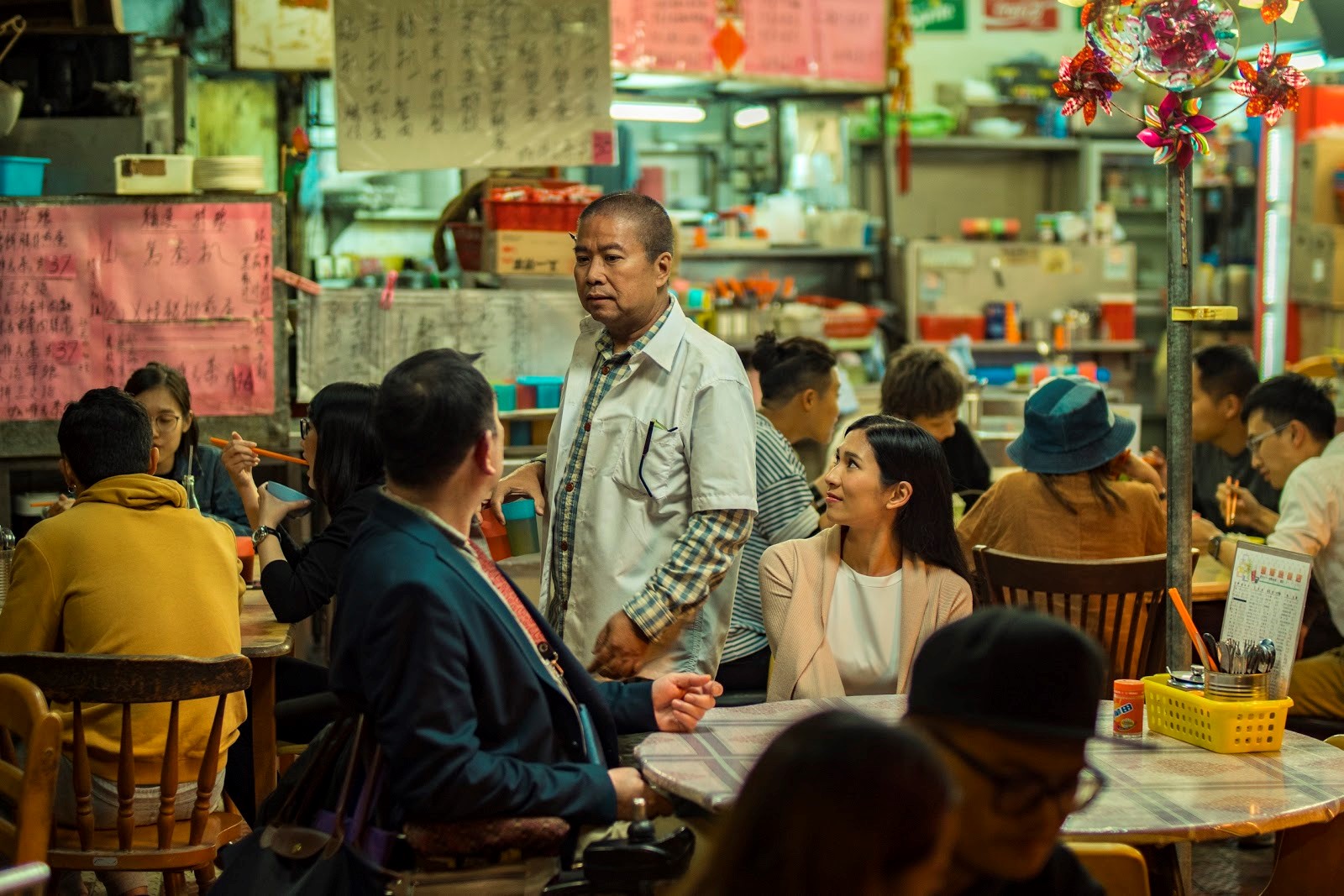 監製陳果（中）協助掌控拍片預算、尋找工作人員，還親自下海客串演出。（甲上提供）