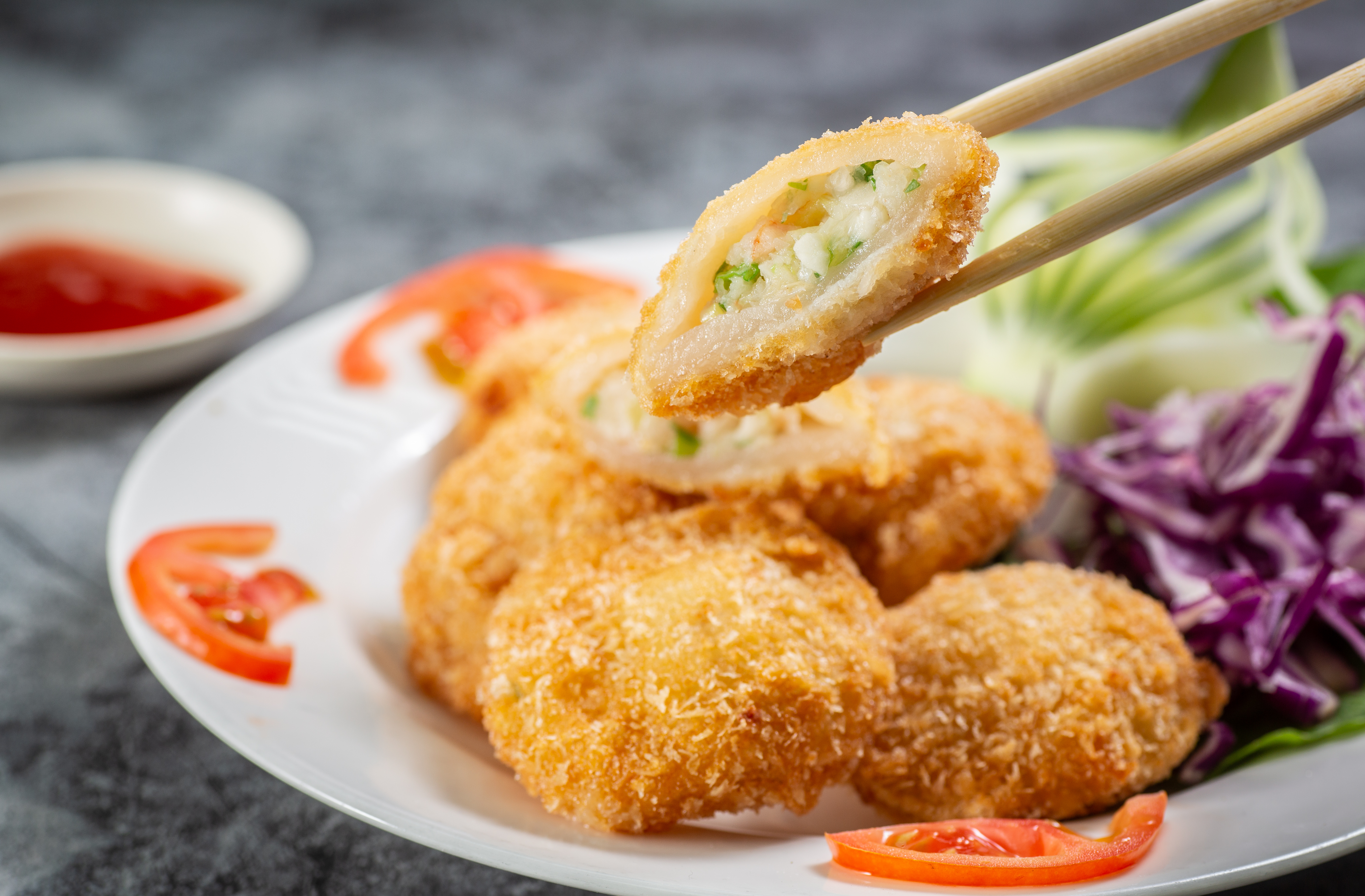 米其林必比登推薦義興樓的「金錢蝦」，金黃鮮酥，咬下會爆油汁。（250元／份）