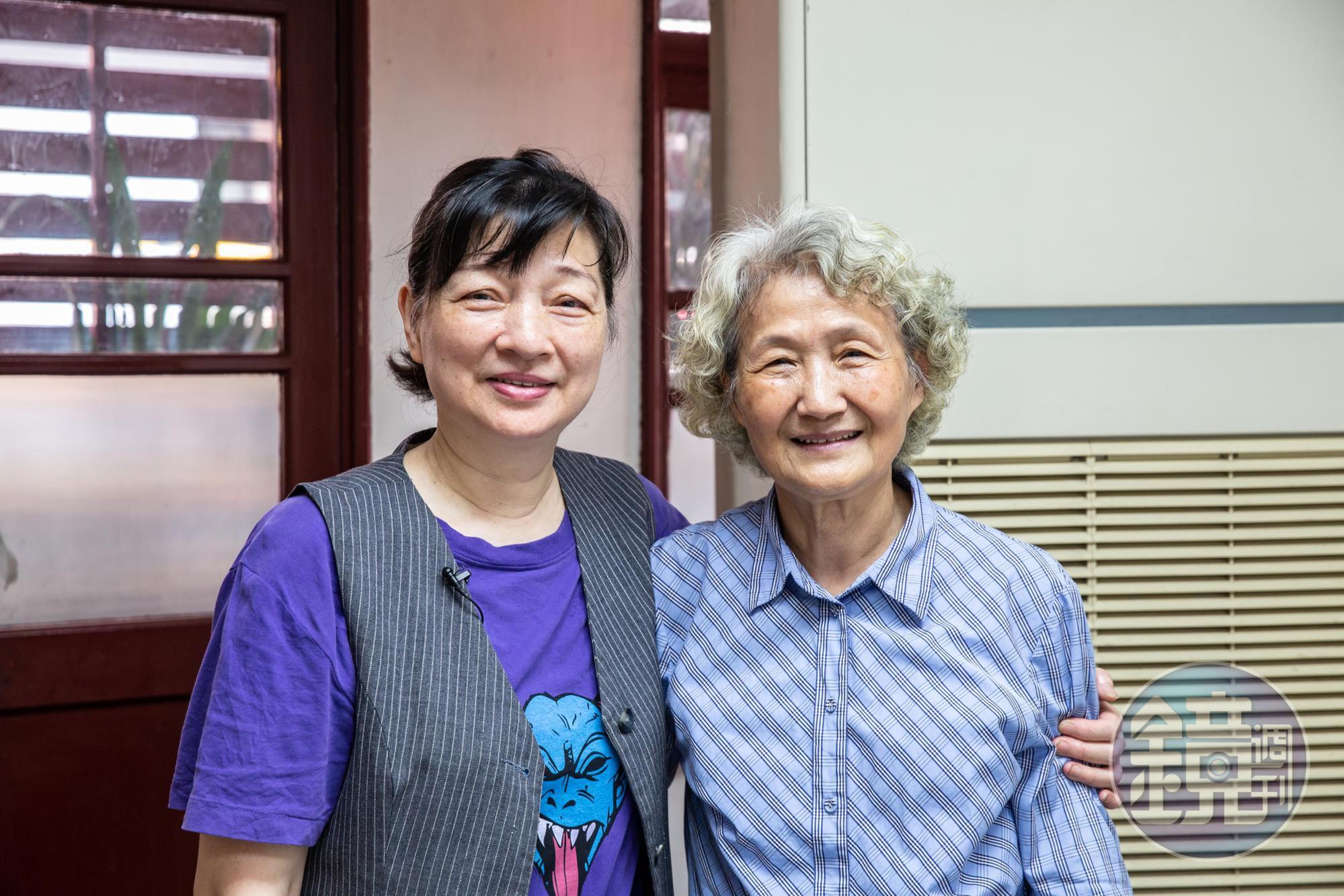 擔任外場的第三代老闆娘劉碧霞(左)是老店門面,把客人打點得服貼。這天她緊摟著先生的三姐高瑞瓊拍照。
