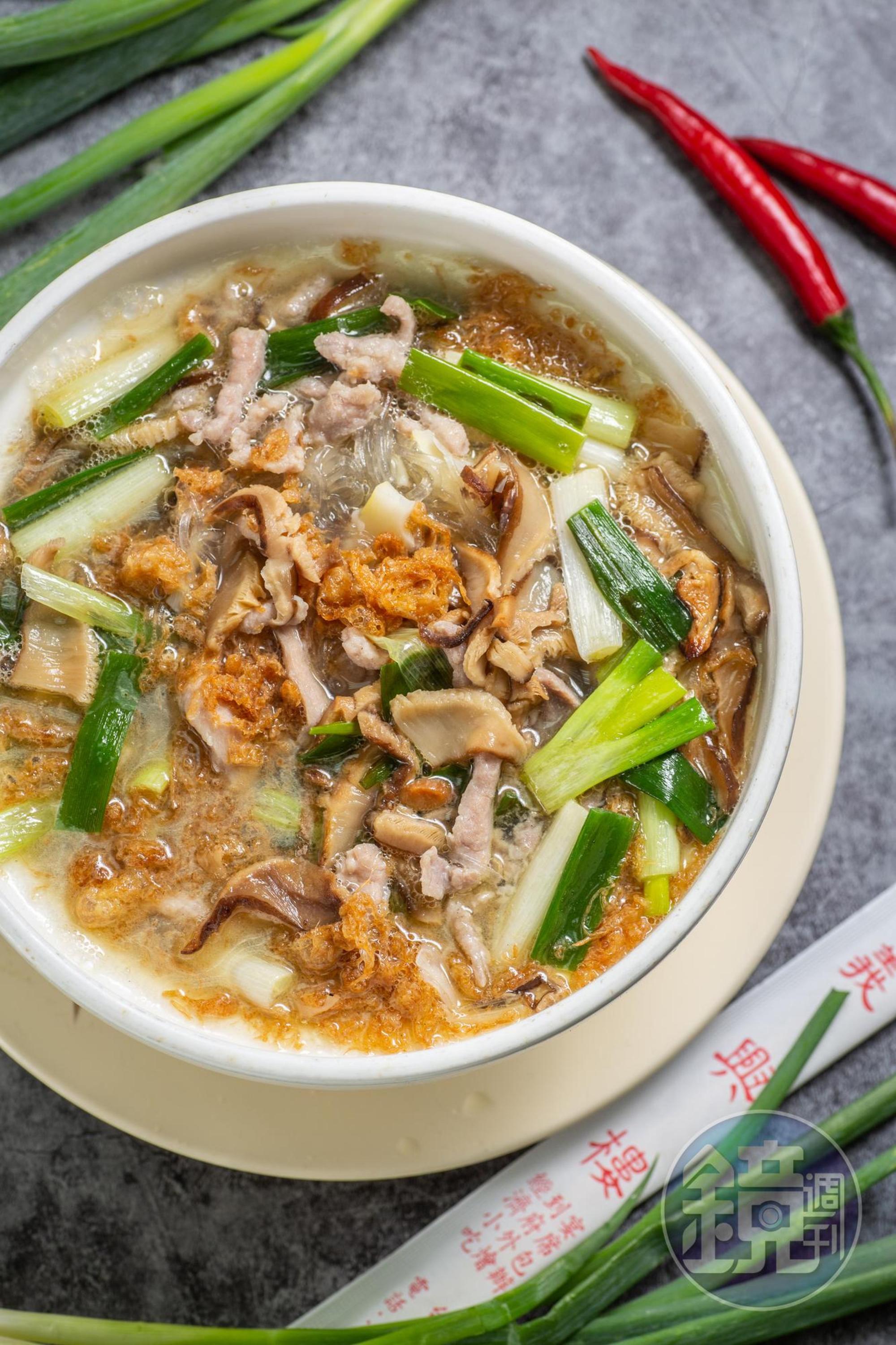 邱俊智很推薦蔥甜油潤的「蛋酥冬粉」,滋味樸實家常。(380元/大份)