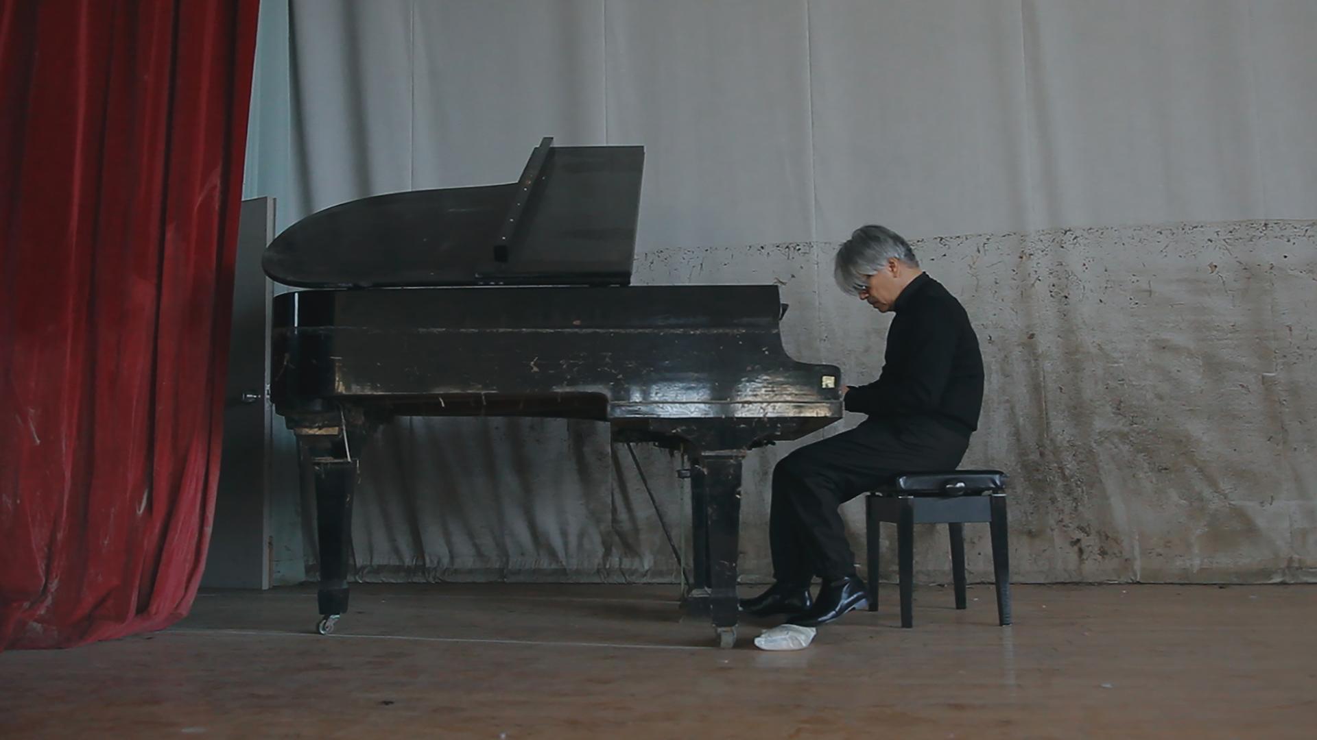 日本殿堂級音樂大師坂本龍一去年為電影《亡命之徒》製作電影配樂，並將於5月底來台宣傳。（佳映提供）