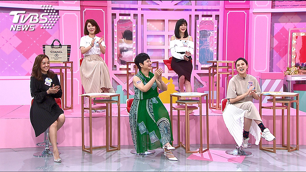 Stacy和朱芯儀上節目分享和老公相處之道，有時得撒一些善意的謊言。（TVBS歡樂台）