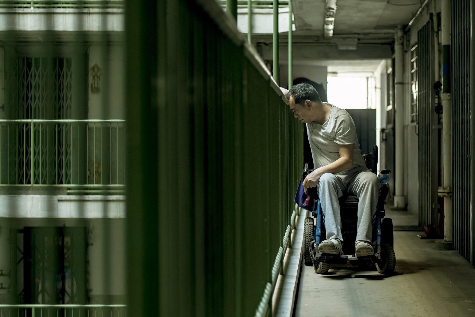 電影《淪落人》中的黃秋生因工作意外造成下半身癱瘓,妻子、兒子也離開身邊,人生陷入谷底。(甲上提供)