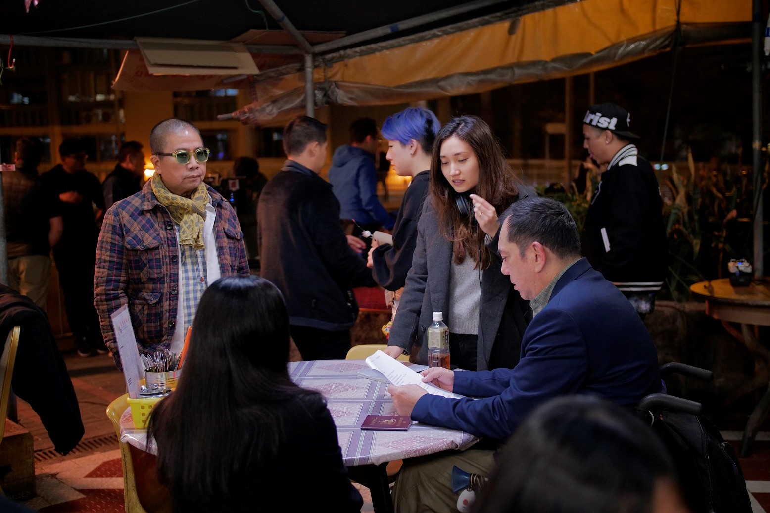 電影《淪落人》監製陳果（左）與導演陳小娟（右三）在該片拍攝現場。（甲上提供）