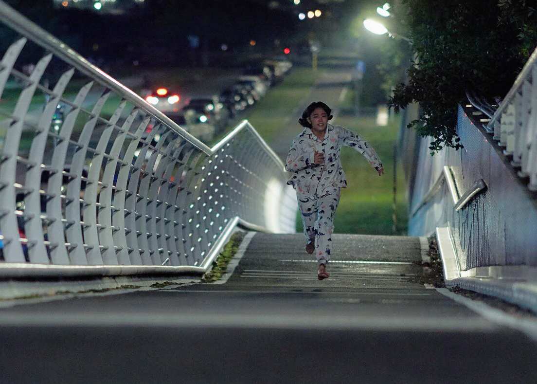 王淨被魏蔓介入戀情，穿著睡衣跑出門外，在夜晚的橋上崩潰大喊大哭。（台視提供）