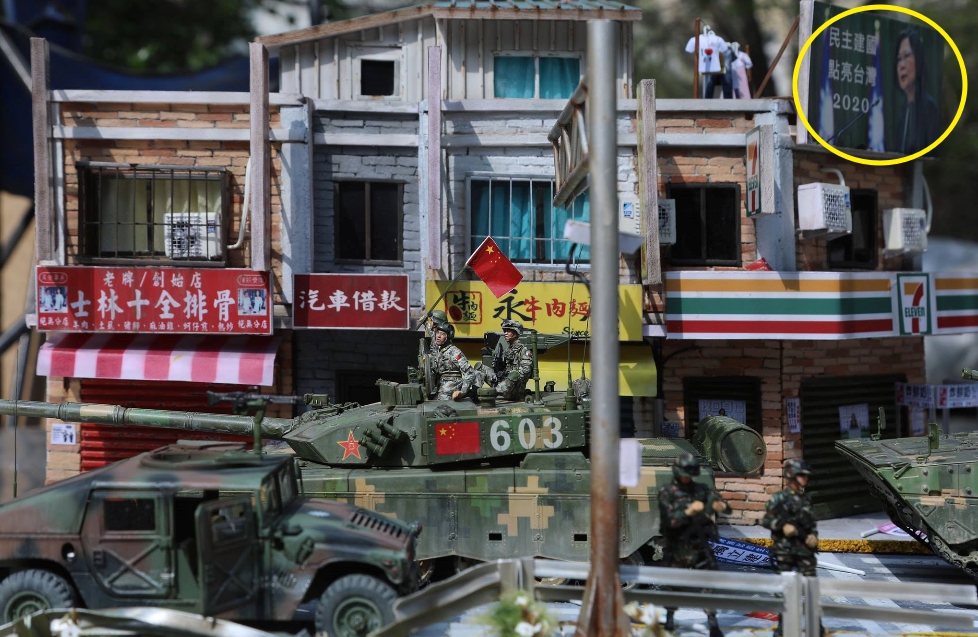 解放軍坦克駛進台北街頭的模型逼真，甚至還有蔡英文總統競選連任的看板（黃圈處）。（翻攝自「世界特種部隊與軍武資料庫」臉書）