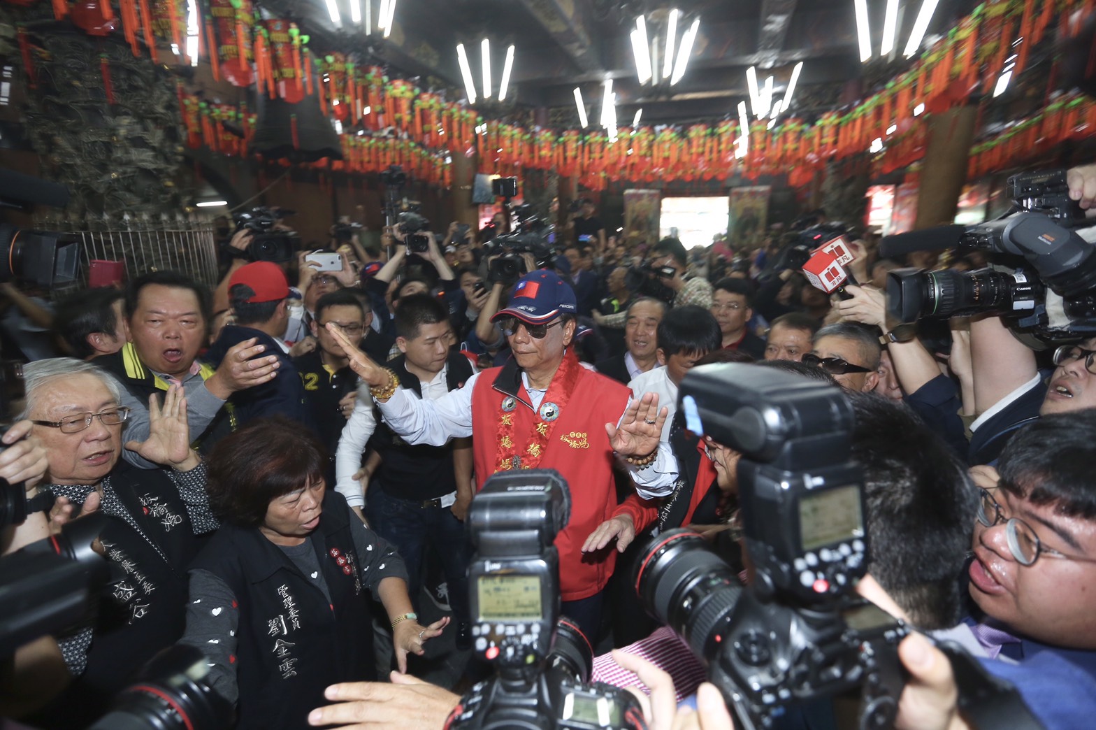 前總統陳水扁也在臉書po出影片回應，「郭台銘原先提出國家未來的20字，立即被後來『參選靠媽祖』5字所破功。」