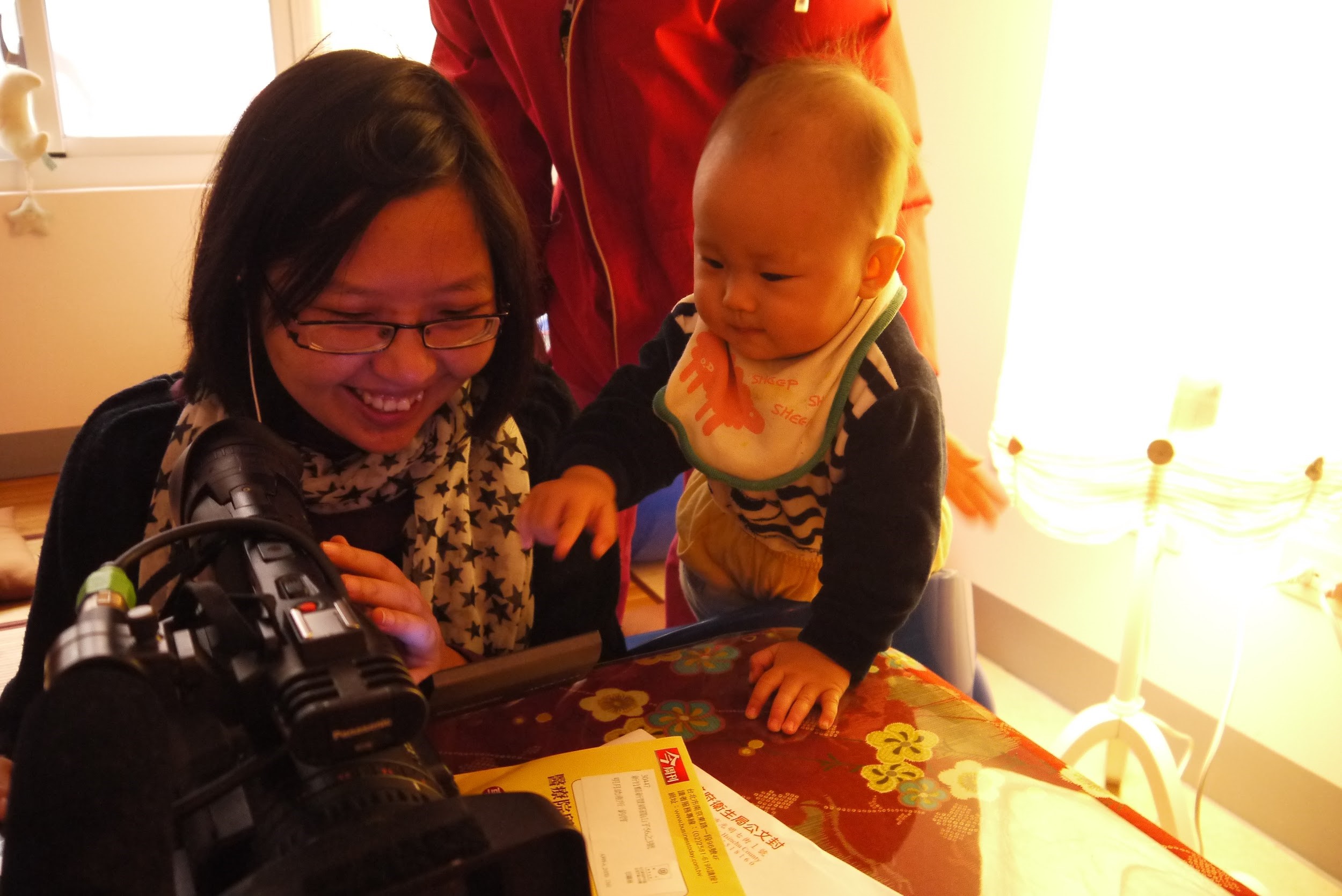 蘇鈺婷擅長溝通、管帳能力好，除導演外也身兼製片，時常帶孩子去拍攝現場。（陳育青、蘇鈺婷提供）