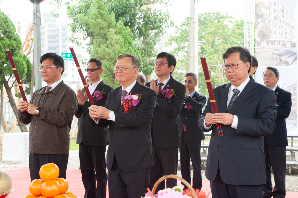 交通部長林佳龍(右)、中華電信董事長鄭優(中)及桃園市長鄭文燦(右)共同參加中華電信研究院宿舍大樓動土典禮。