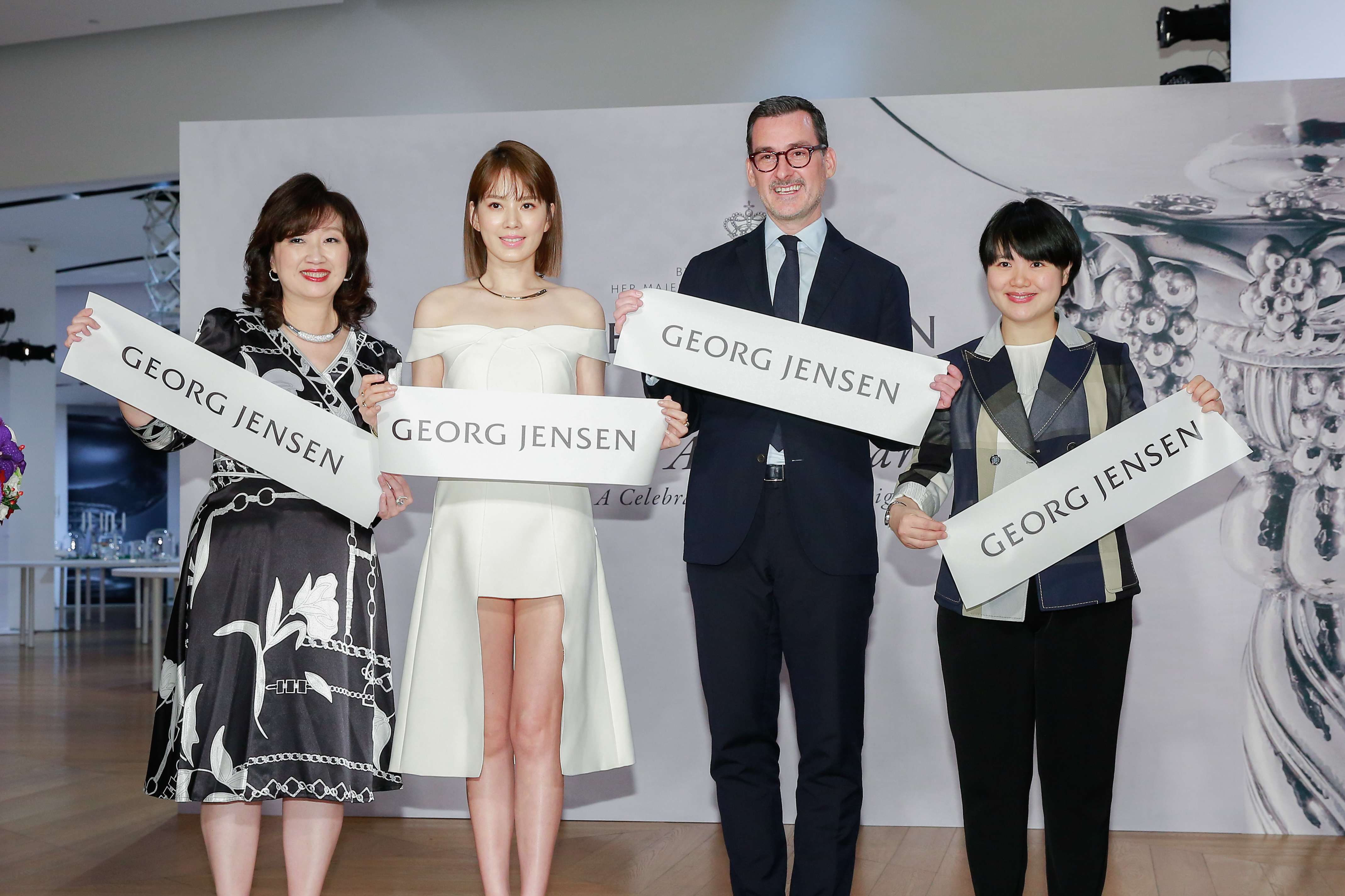 展覽由〈左起〉GEORG JENSEN台灣區董事總經理張正勳、Melody、品牌首席創意總監Mr. Nicholas Manville以及Bellavita董事總經理梁佳敏共同剪綵。