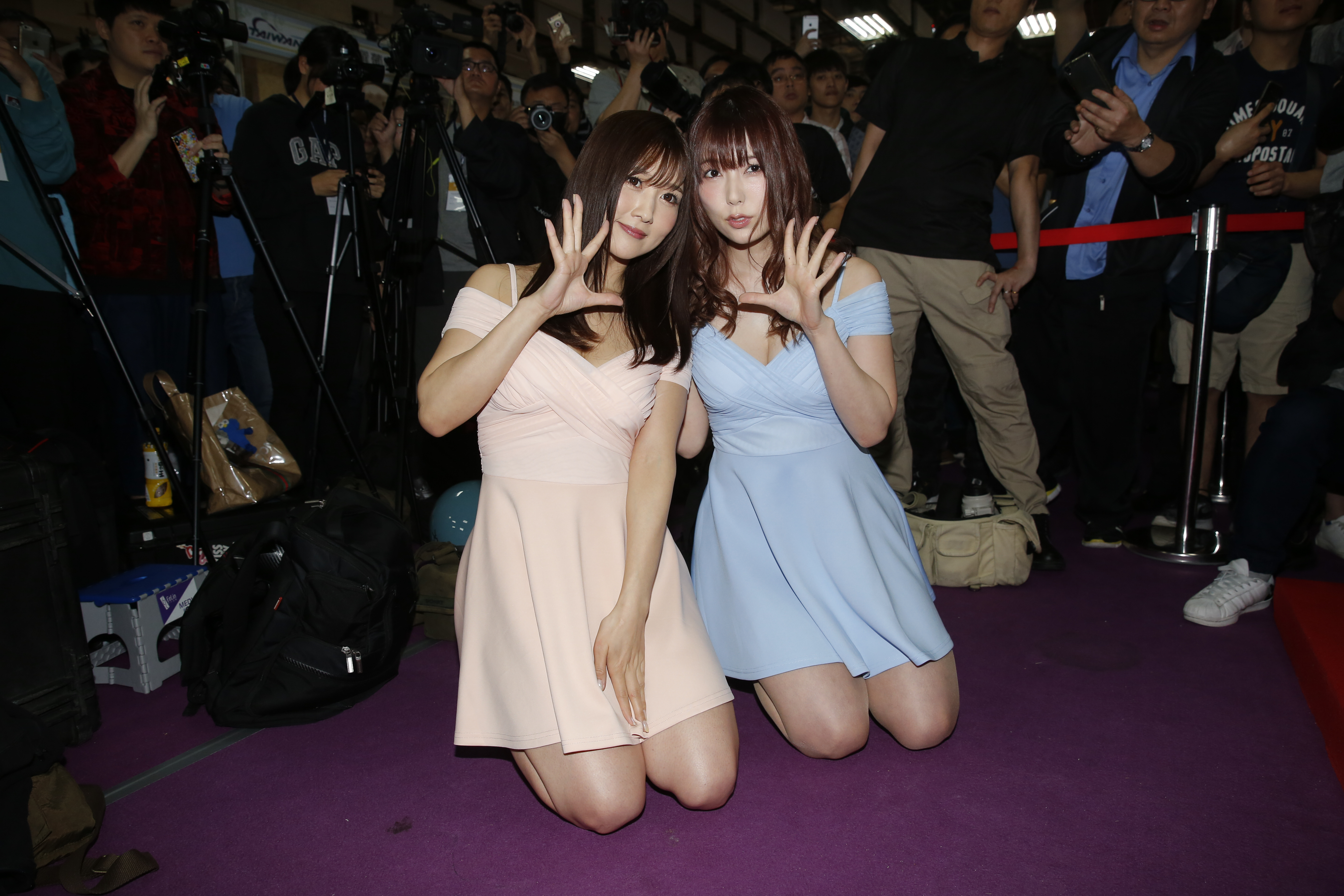 波多野結衣(右)與大槻響現身世貿三館國際酒展,吸引大批粉絲圍觀。