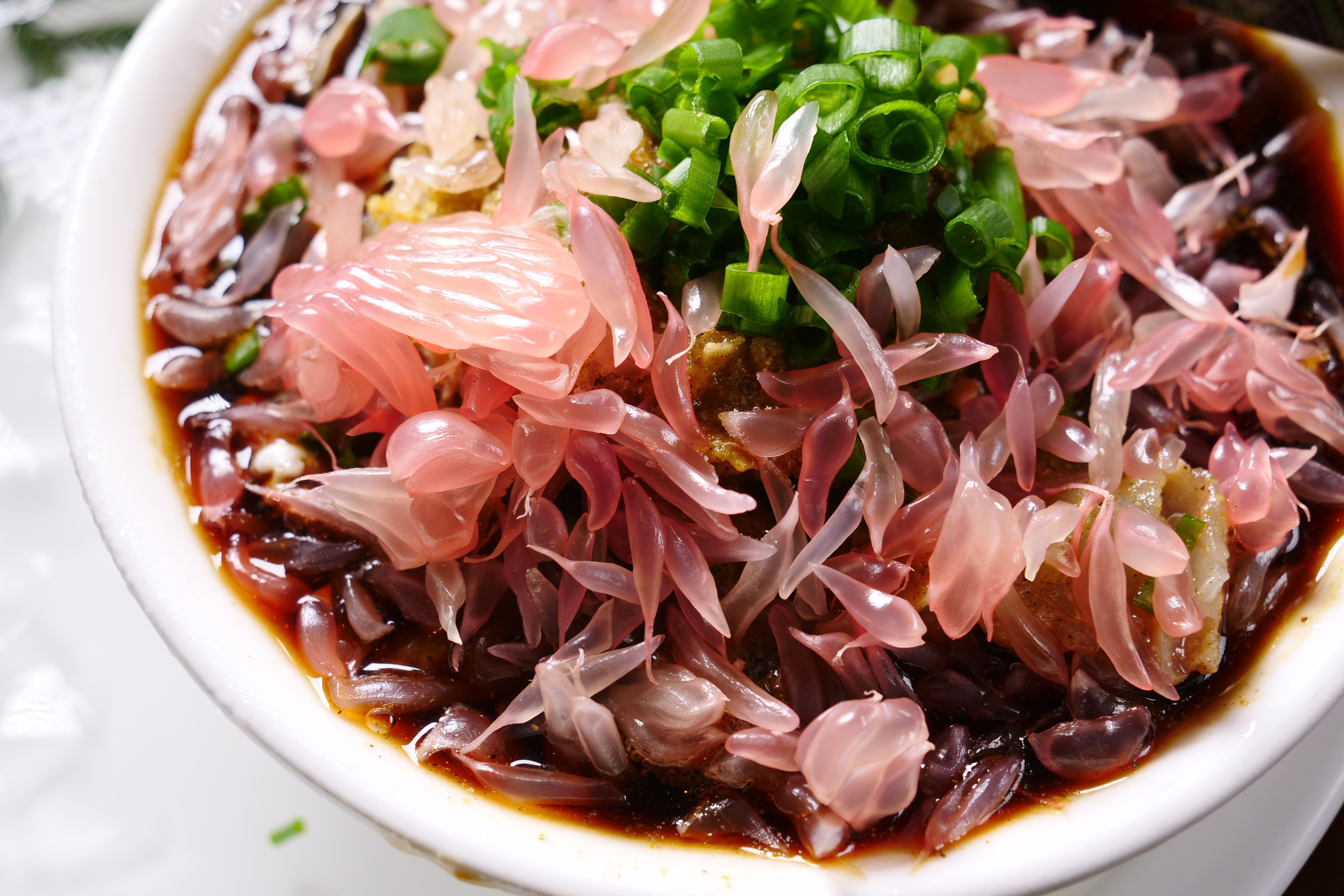 「江蟹生」選用楠溪江紅柚肉來拌蟹，有如檸檬的清香，又有橙般的甜，卻無兩者的缺點。