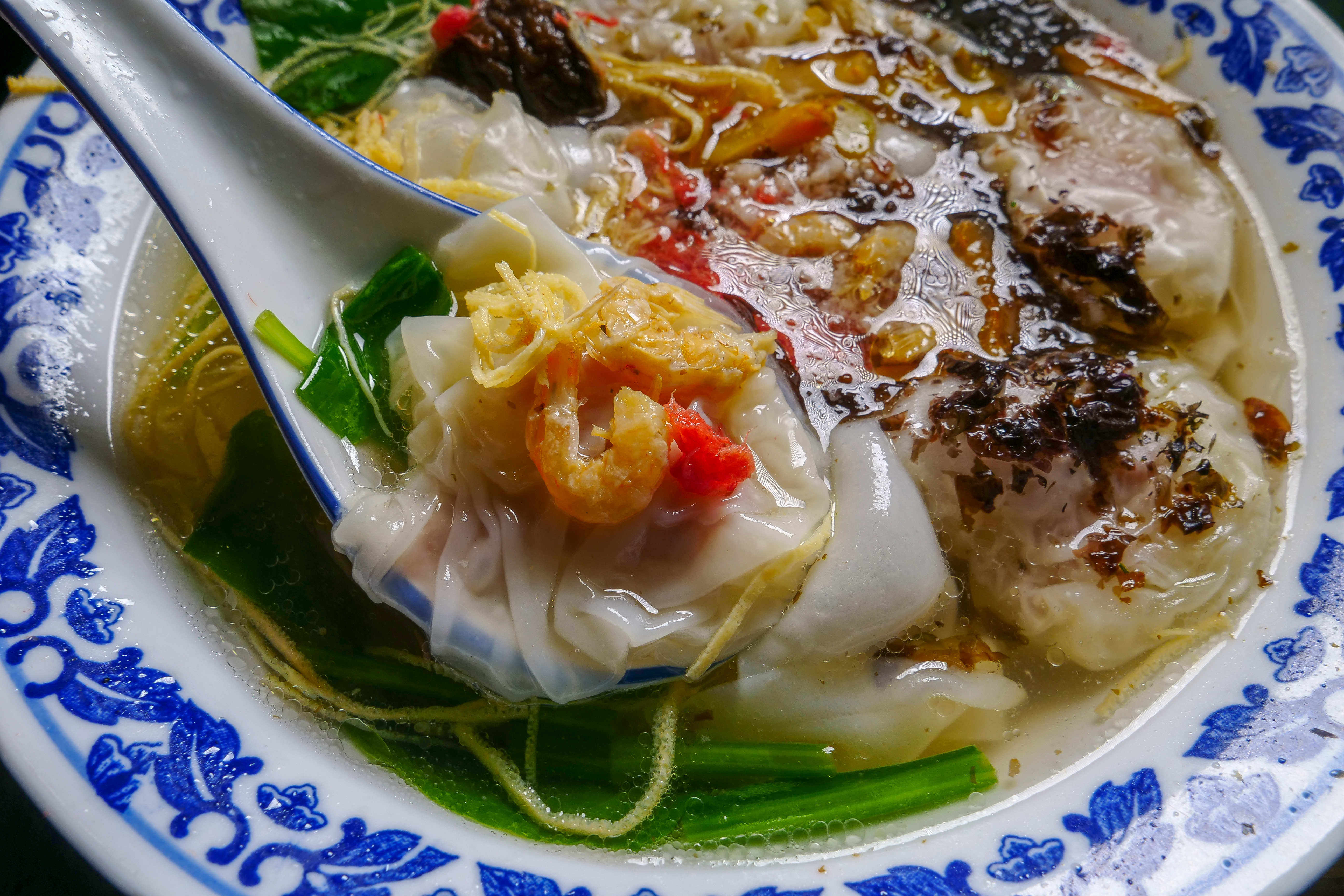 溫州餛飩皮薄如紙，品嘗的重點不是飽滿肉餡而是爽滑外皮。（人民幣12元／碗，約NT$54）