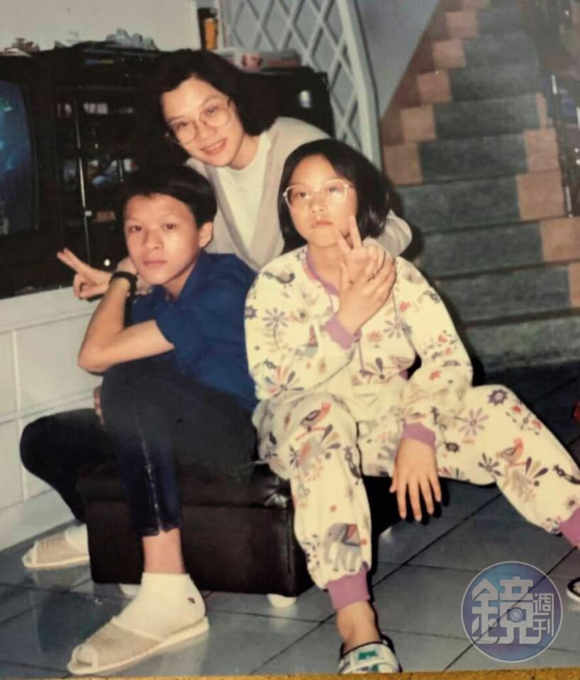 顧德莎離婚負債,仍堅強地扶養一對兒女。(顧德莎女兒邱書璇提供)