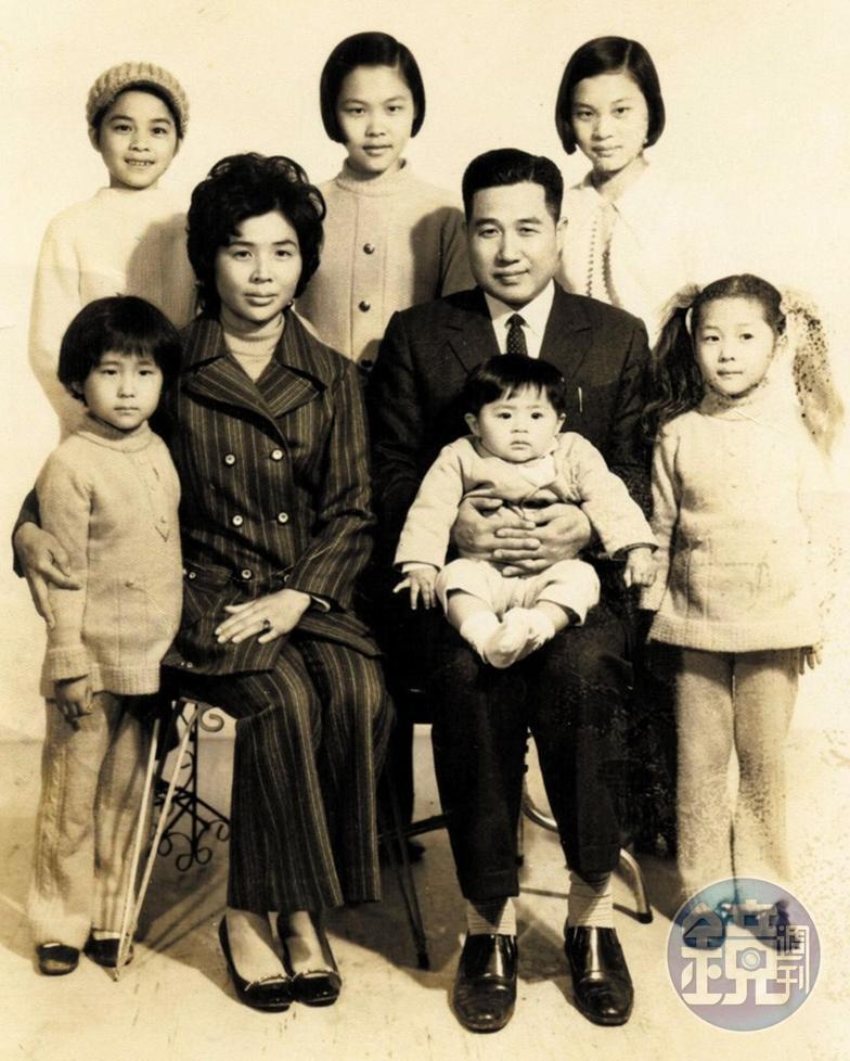 顧德莎全家福,僅管與繼父沒血緣關係,繼父仍將她視為親生女兒。讓她為五妹顧玉珍、六妹顧玉玲取名。(顧德莎提供)