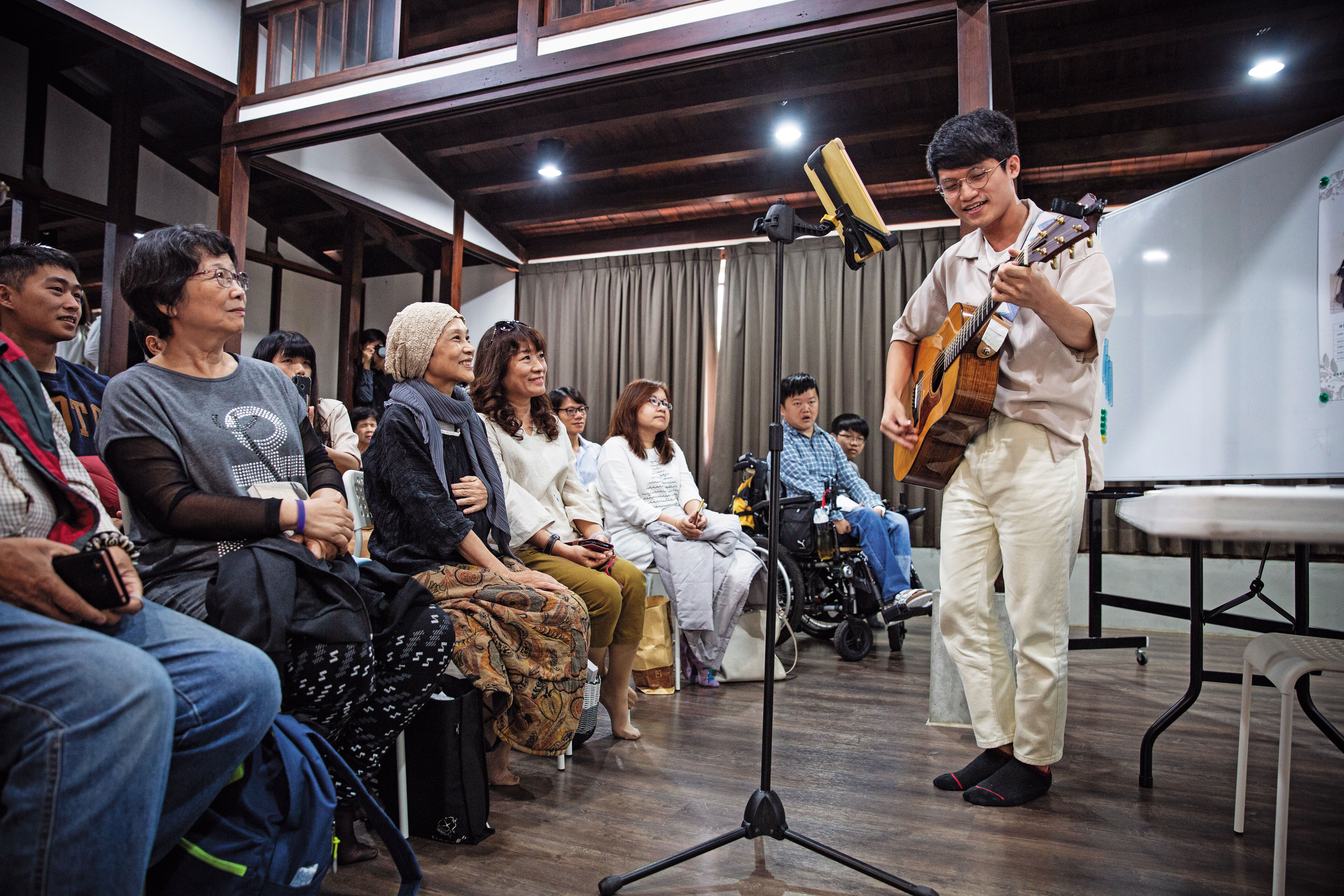 雖然因癌末必須服用類嗎啡止痛，也沒有體力，4月初顧德莎仍堅持到台中文學館參加自己的台語詩集發表會。