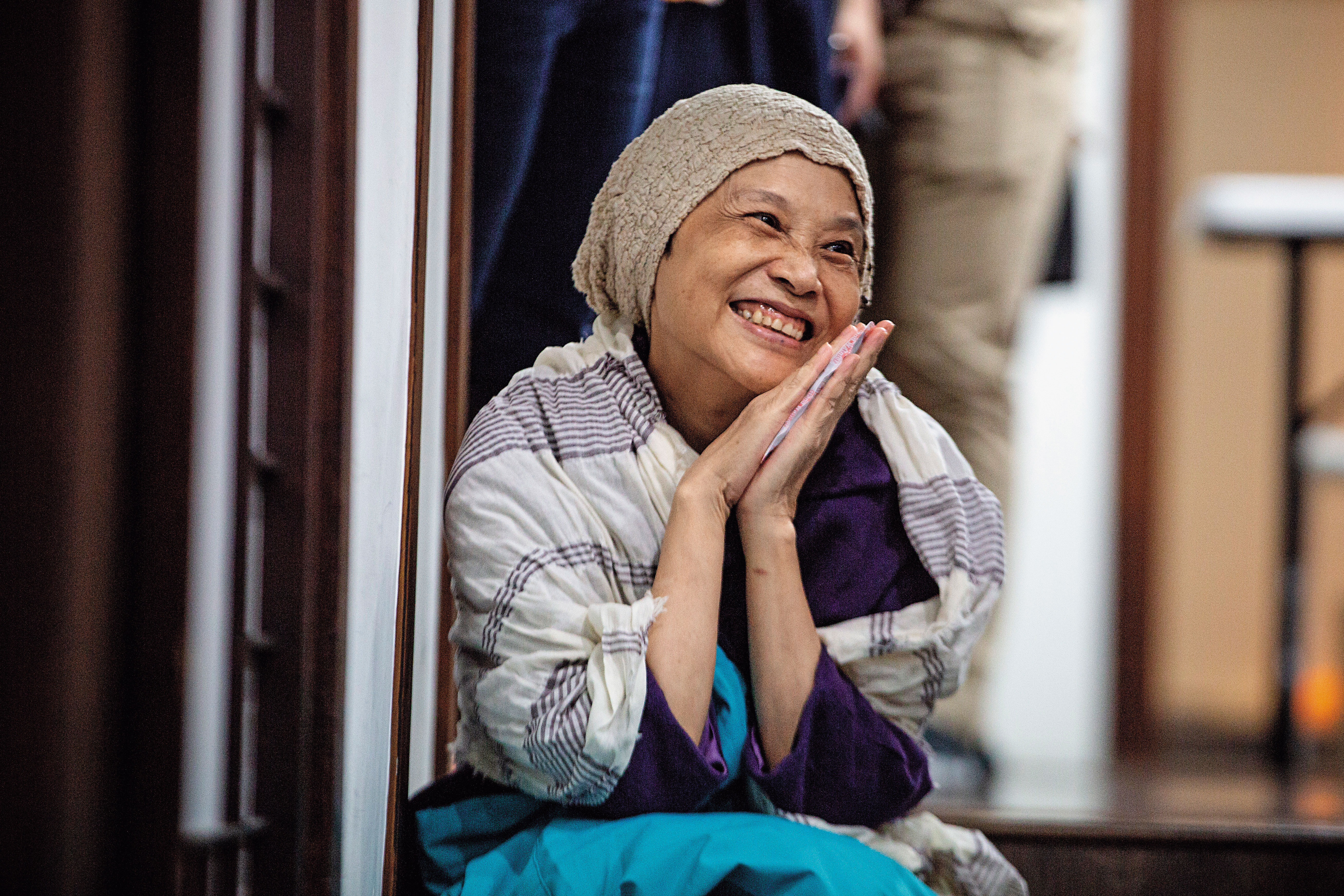 聽到讀者朗讀自己的台語詩歌，顧德莎露出快樂的微笑。