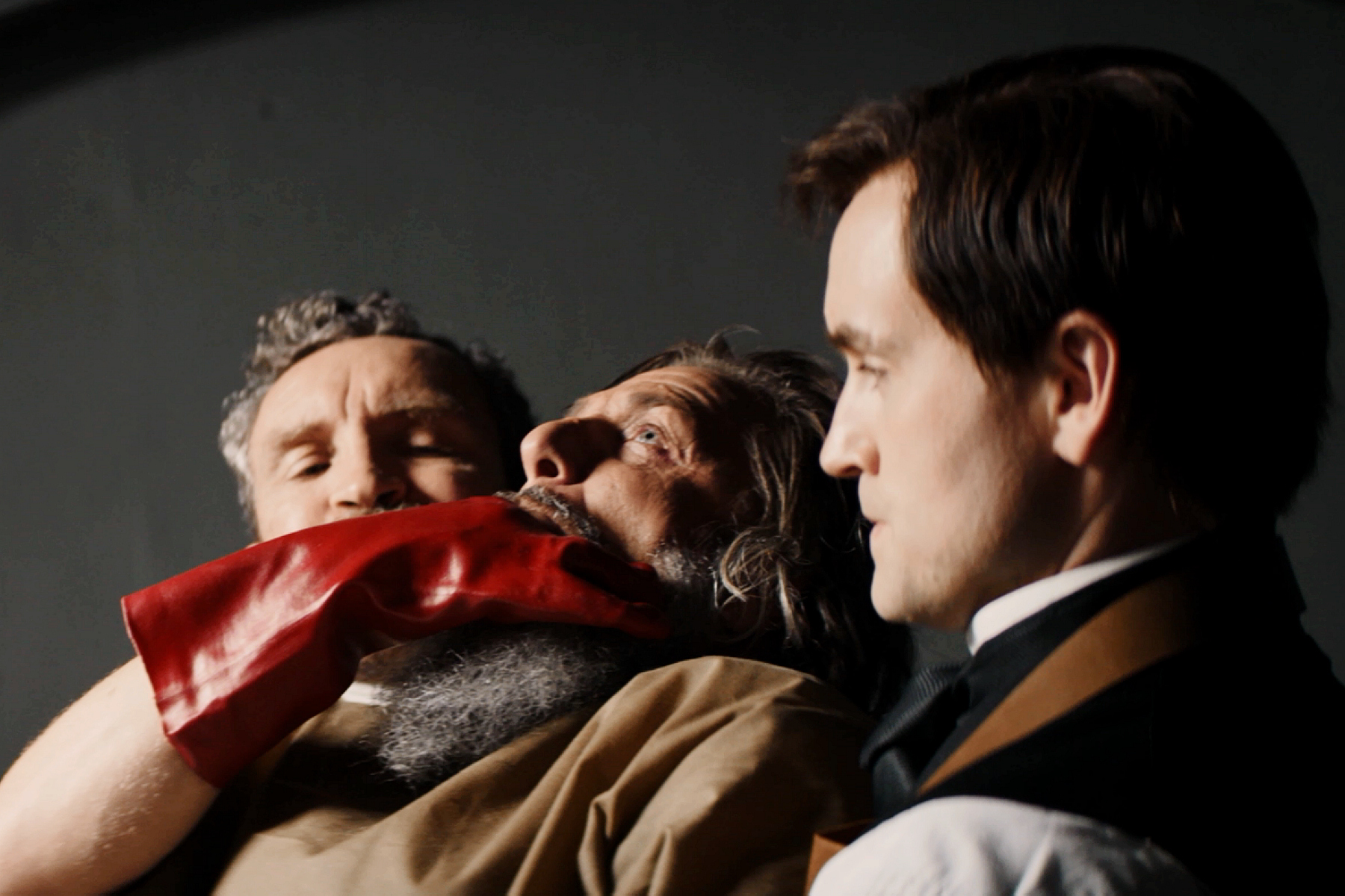 19世紀的歐洲對待精神病患相當不人道,西恩潘也親身演出各種受虐酷刑,相當敬業。(采昌提供)