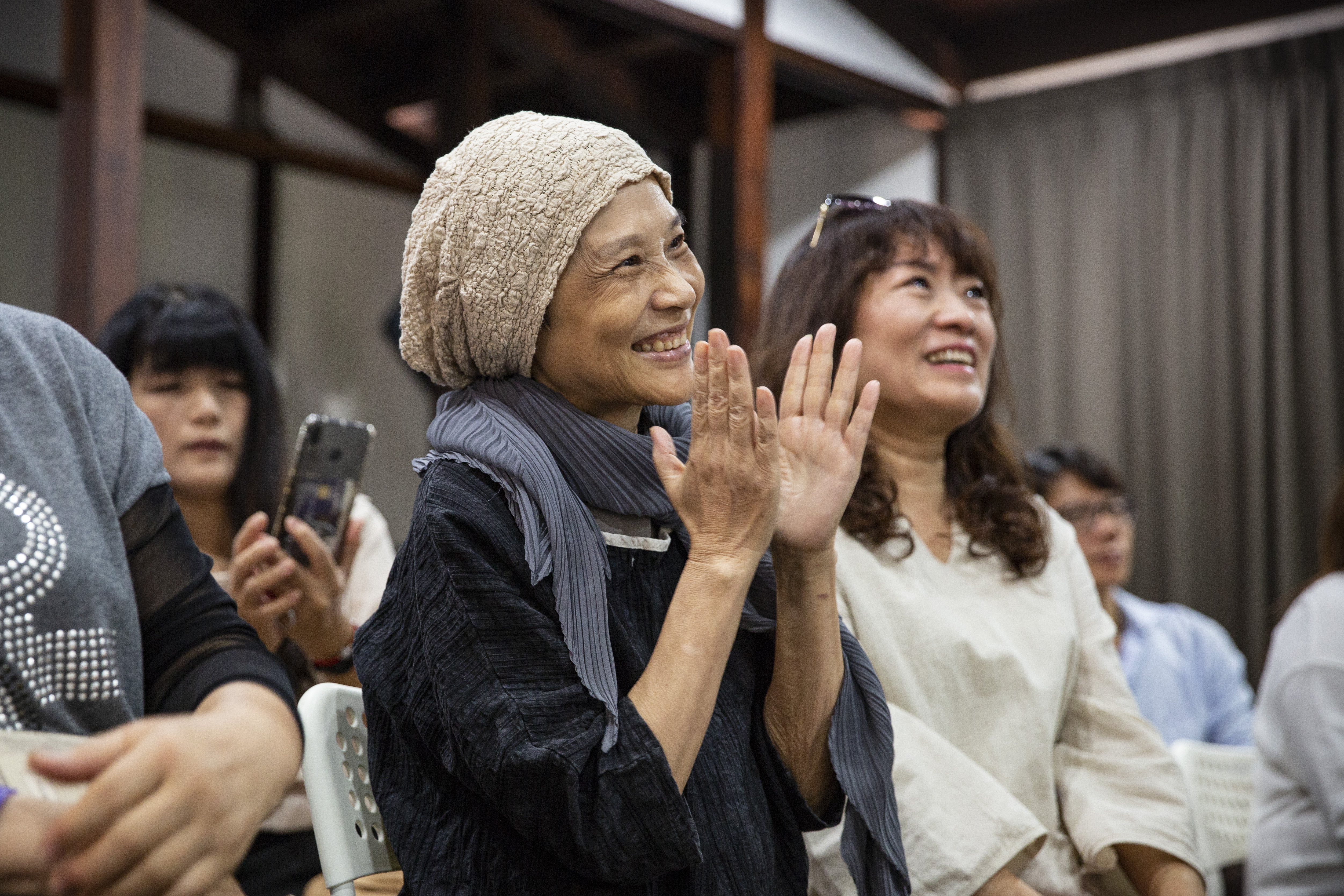 台中文學館的座談會上，聽讀者將自己的台語詩唱成歌，顧德莎開心地拍手，她曾獲第6屆台中文學獎台語詩首獎。