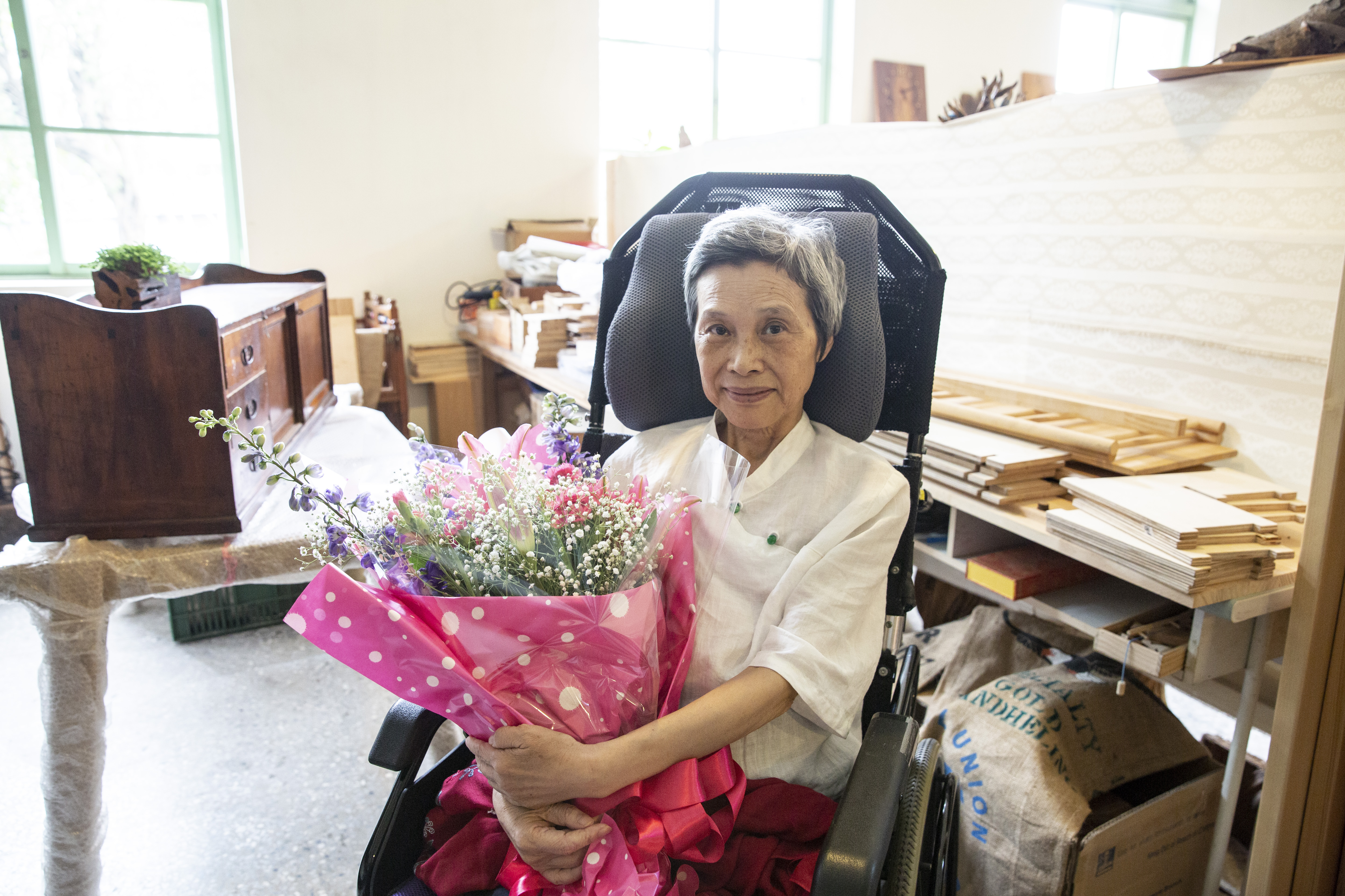 即便癌末，顧德莎仍出席自己的新書發表會，採訪這天，她希望在木造藝品前拍照，因為親生父親是個手藝很巧的木工。