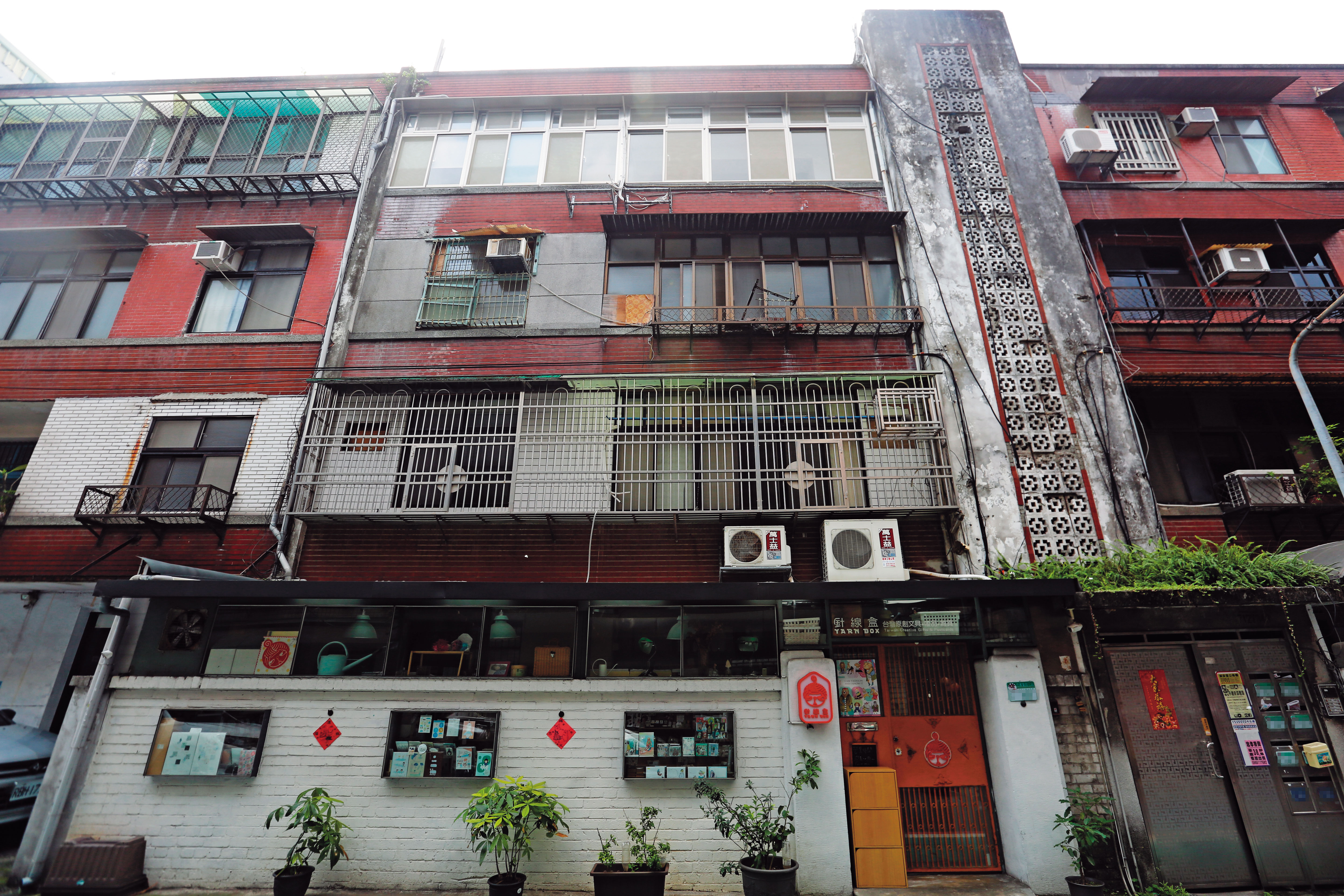 鐵路局位於台北市忠孝東路精華地段的房舍，每戶月租1萬多元，比市價便宜許多。