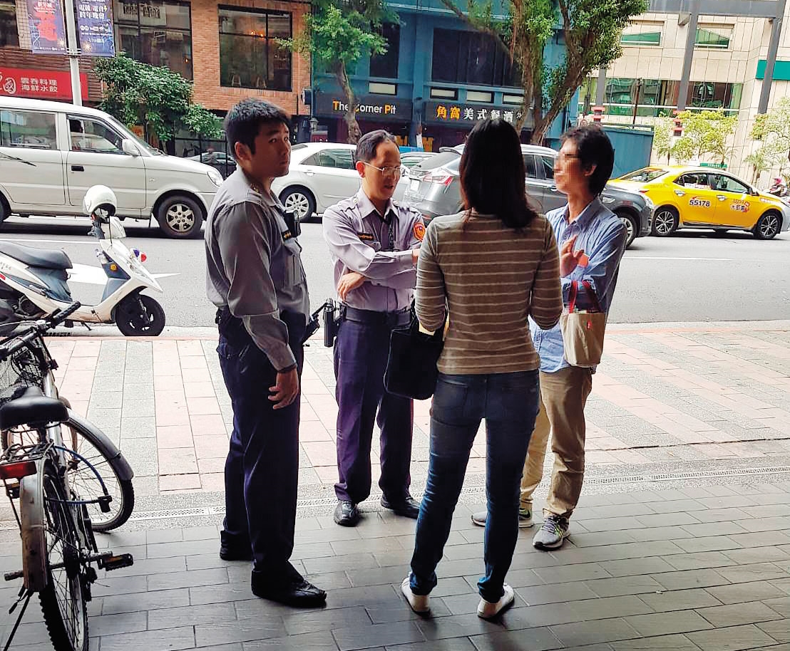 公宅蟑螂許男與女性友人在餐廳外被警方攔下,移送地檢署。(讀者提供)