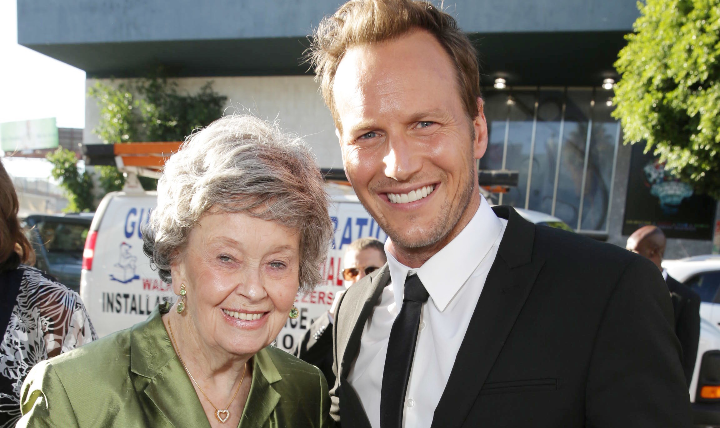 羅琳華倫（左）2013年出席《厲陰宅》首映，當時她還可以自己用拐杖走路，派屈克威爾森（右）則是在銀幕上扮演她老公艾德。（東方IC）