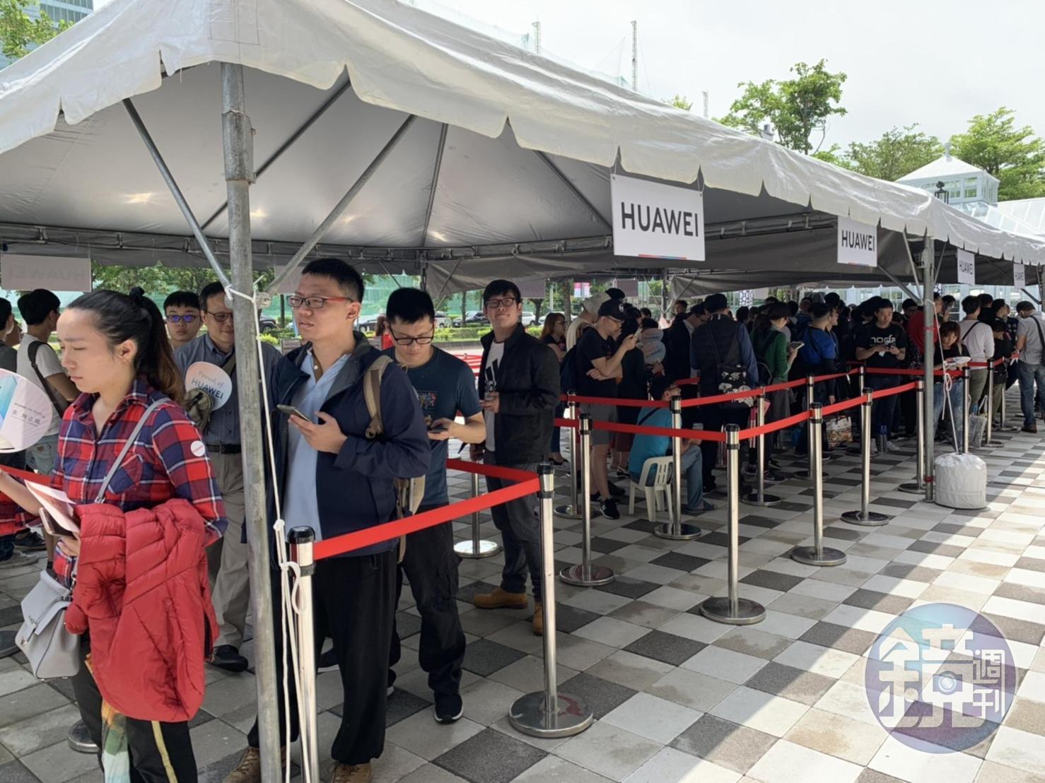 華為P30今日開放取貨,台北大直取貨點排隊超過2000人。