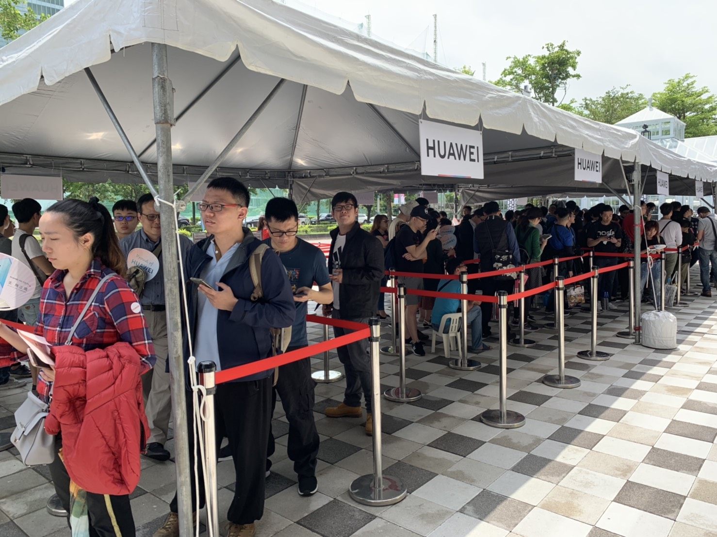 華為P30今日開放取貨，台北大直取貨點排隊超過2000人。
