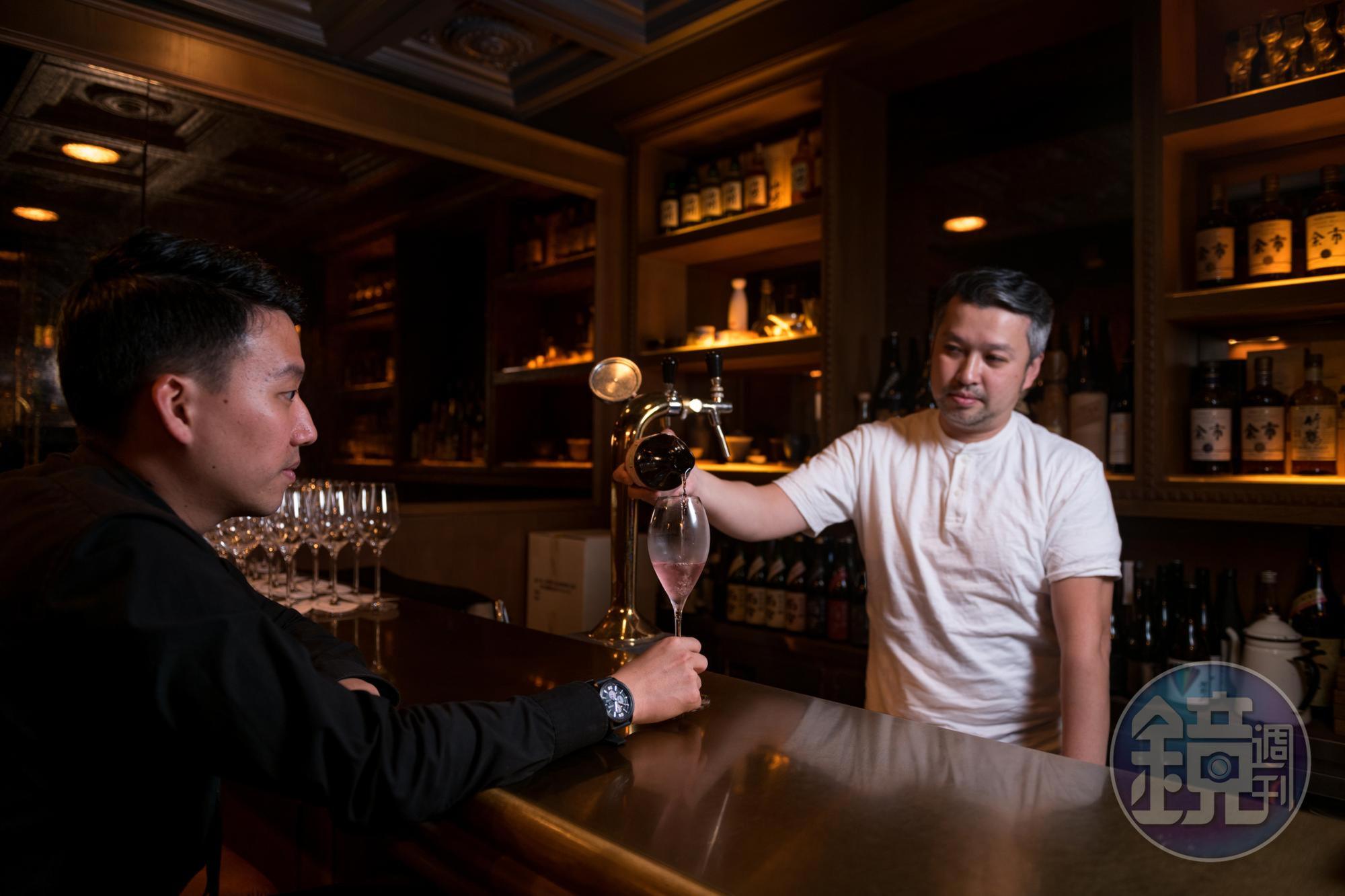 張鴻亮平日也喜歡到「小酒Sake bar」了解最新款的酒。