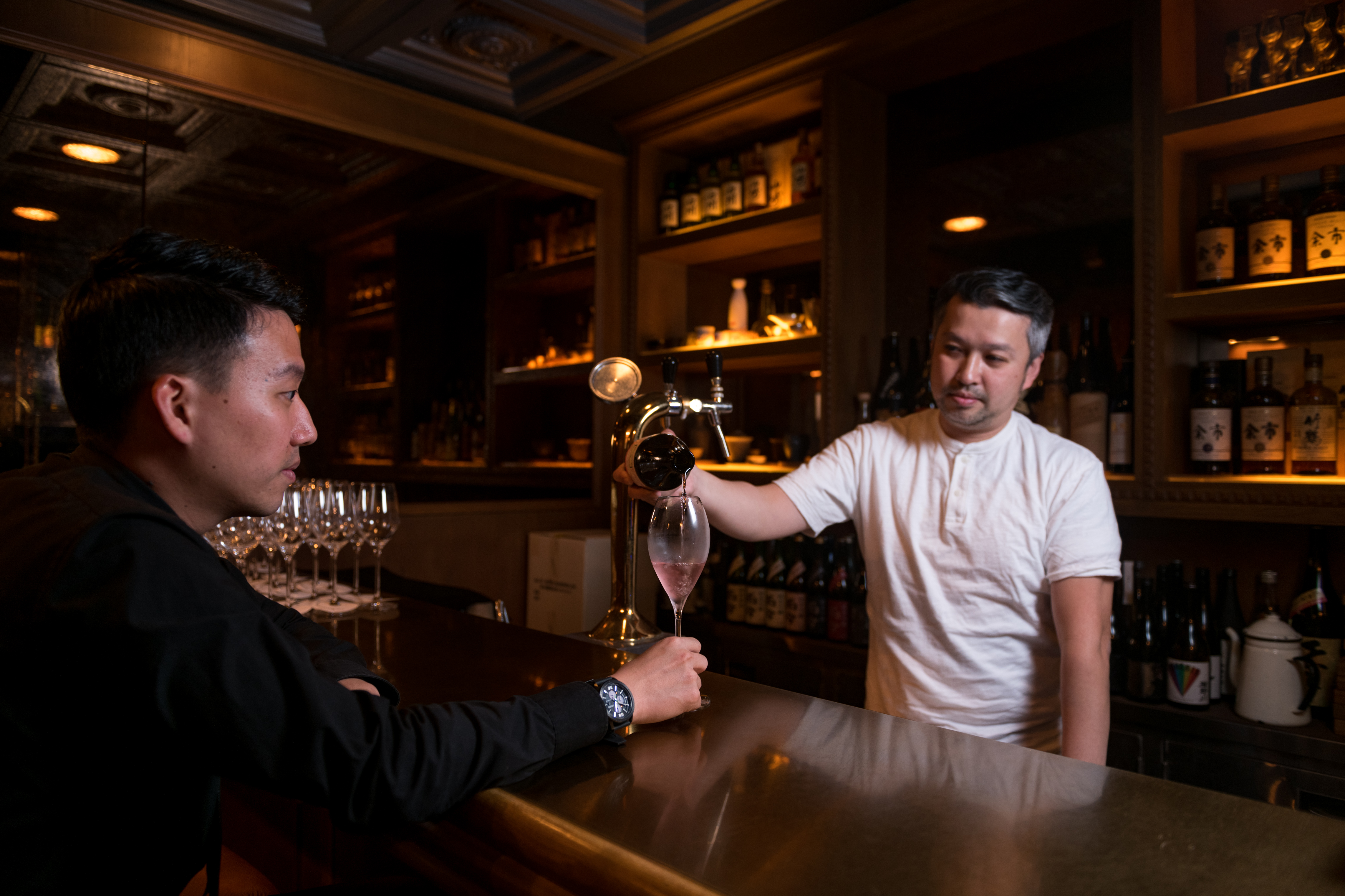 張鴻亮平日也喜歡到「小酒Sake bar」了解最新款的酒。