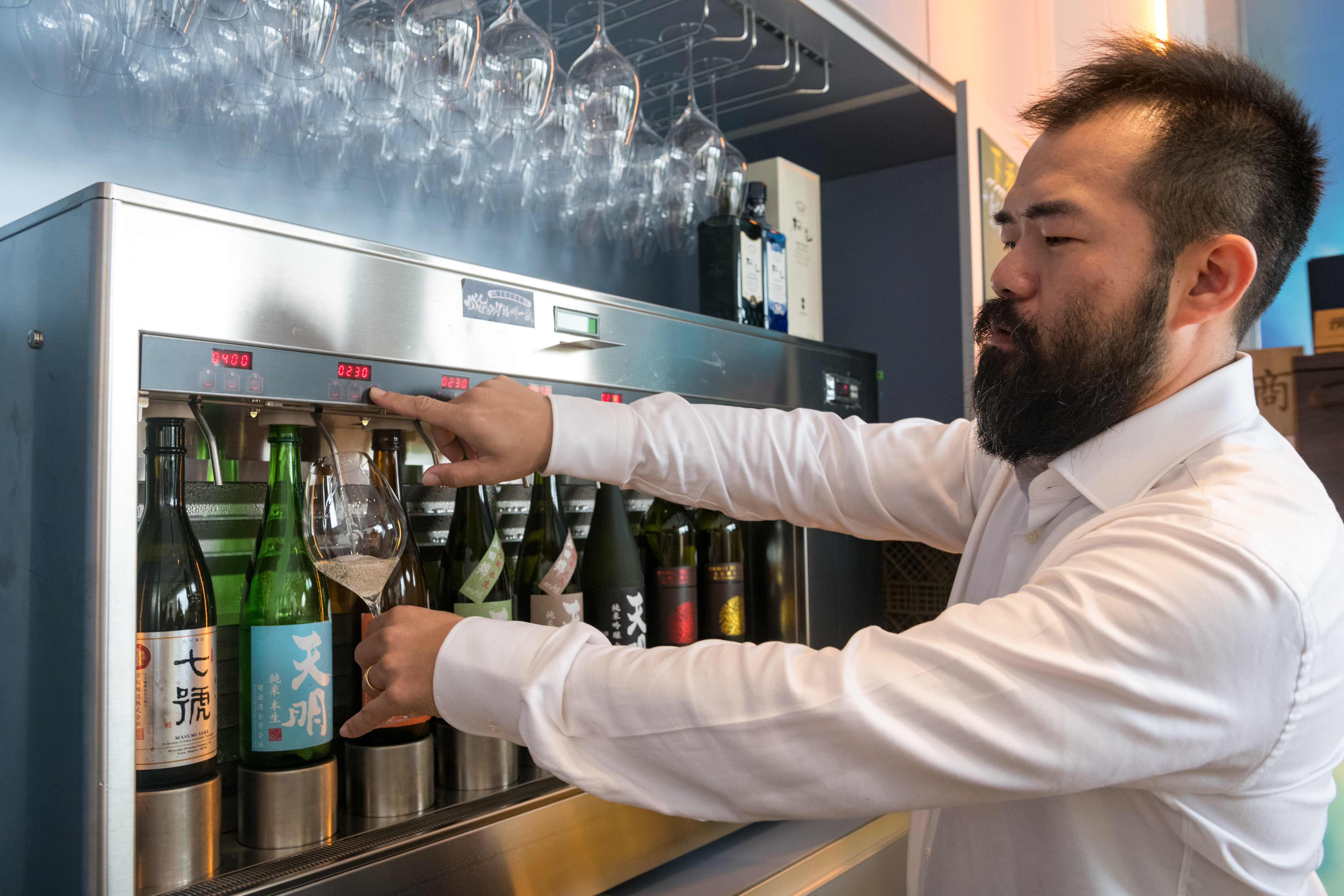 Sakebono曙清酒吧有一整排的日本酒鮮飲機。（230元～400元／杯）