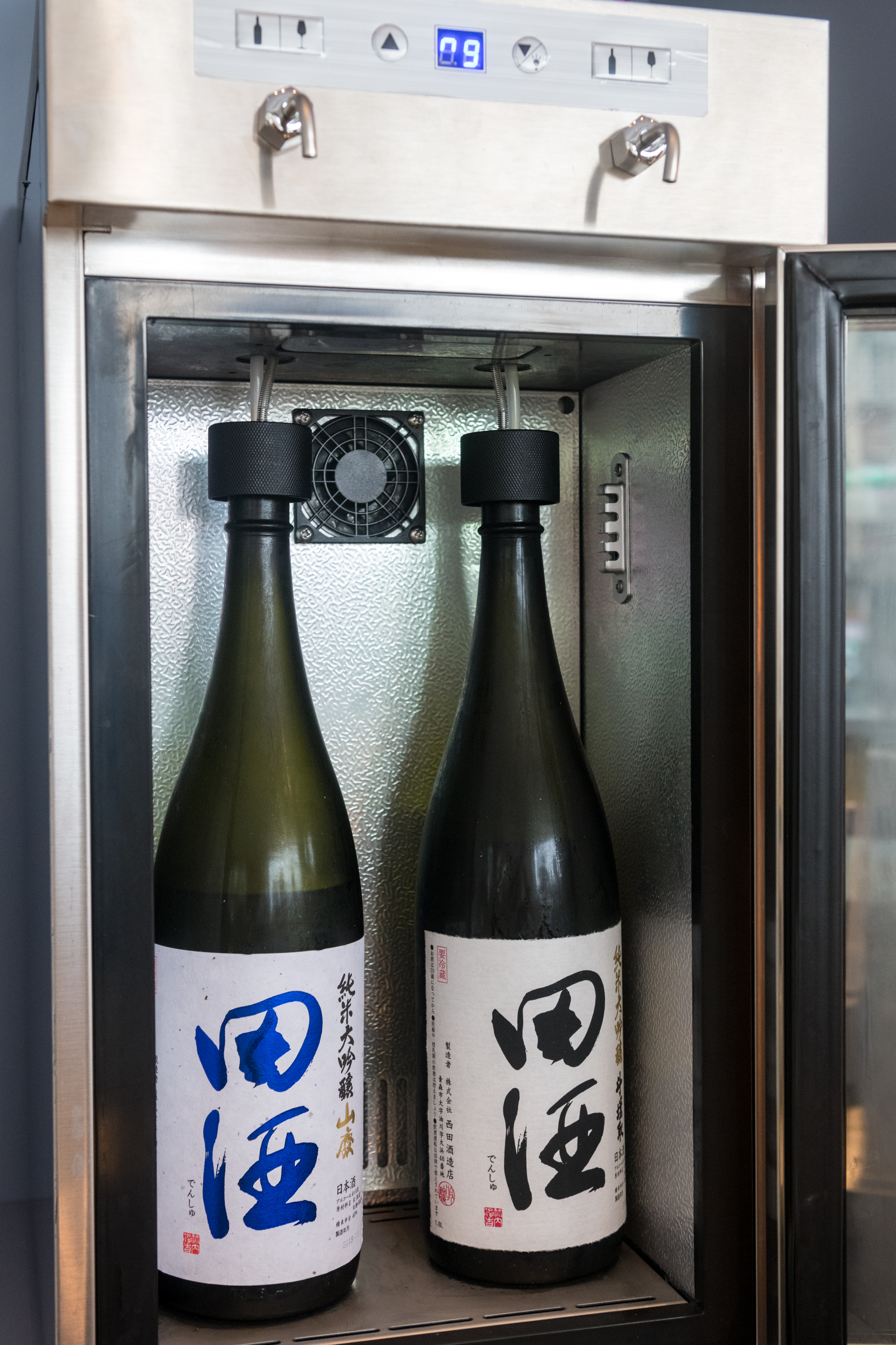 產量稀少的「田酒純米大吟釀山廢」「田酒斗罈取純米大吟釀」在這都可汲飲單杯。（500元、600元／杯）
