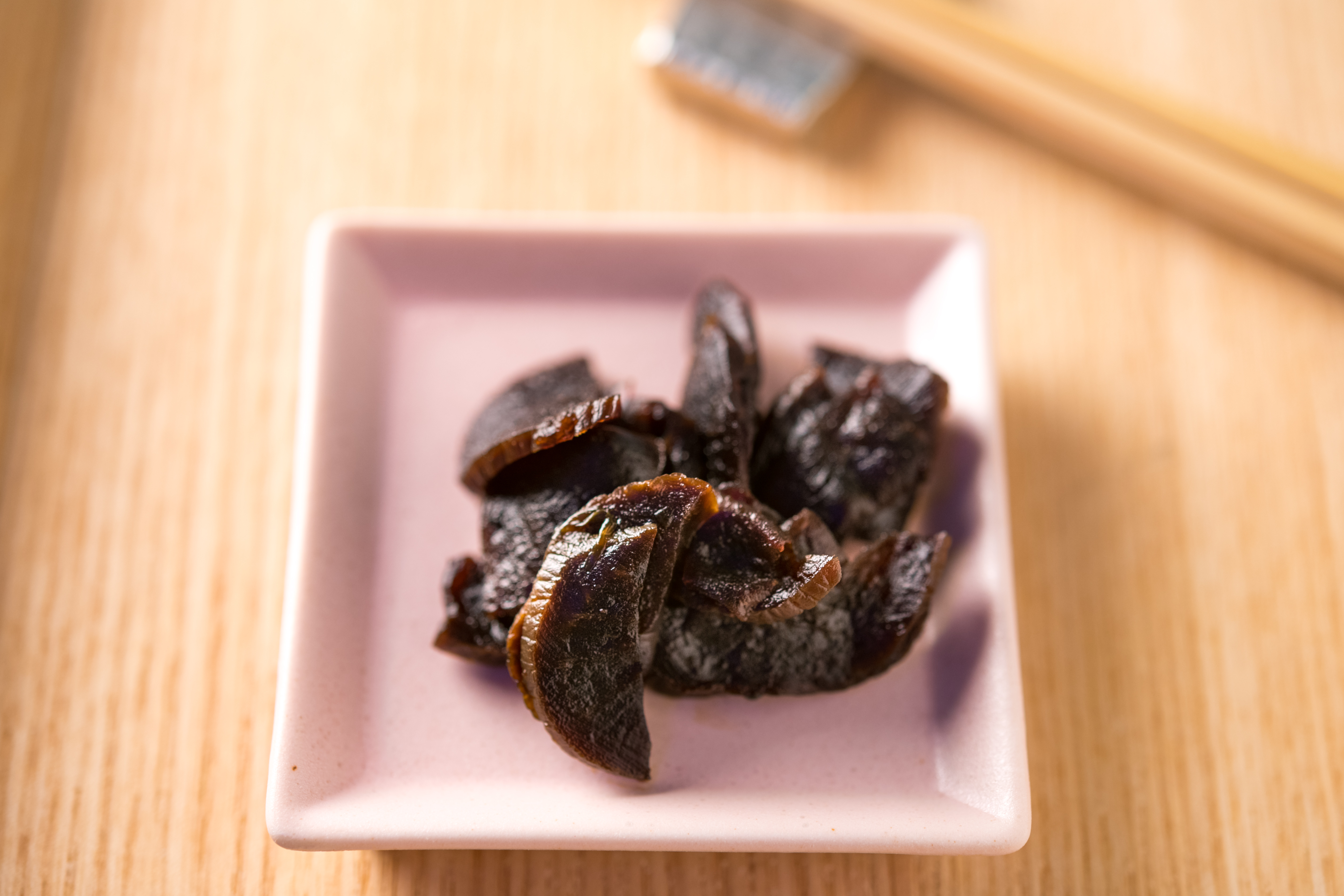 店內提供的下酒菜「黑大根」。（80元／份）
