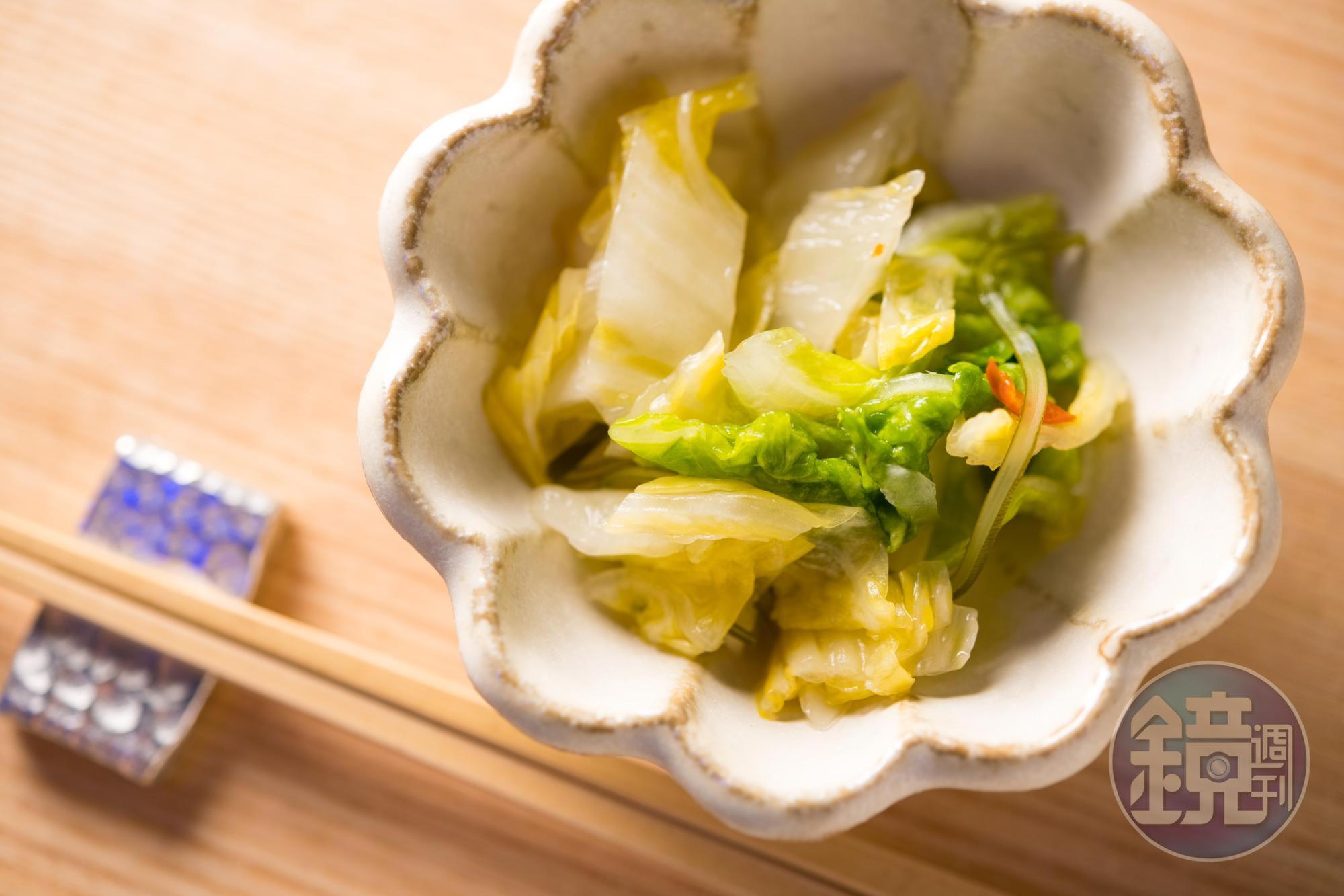 「醃漬白菜」搭酒也不錯。(50元/份)