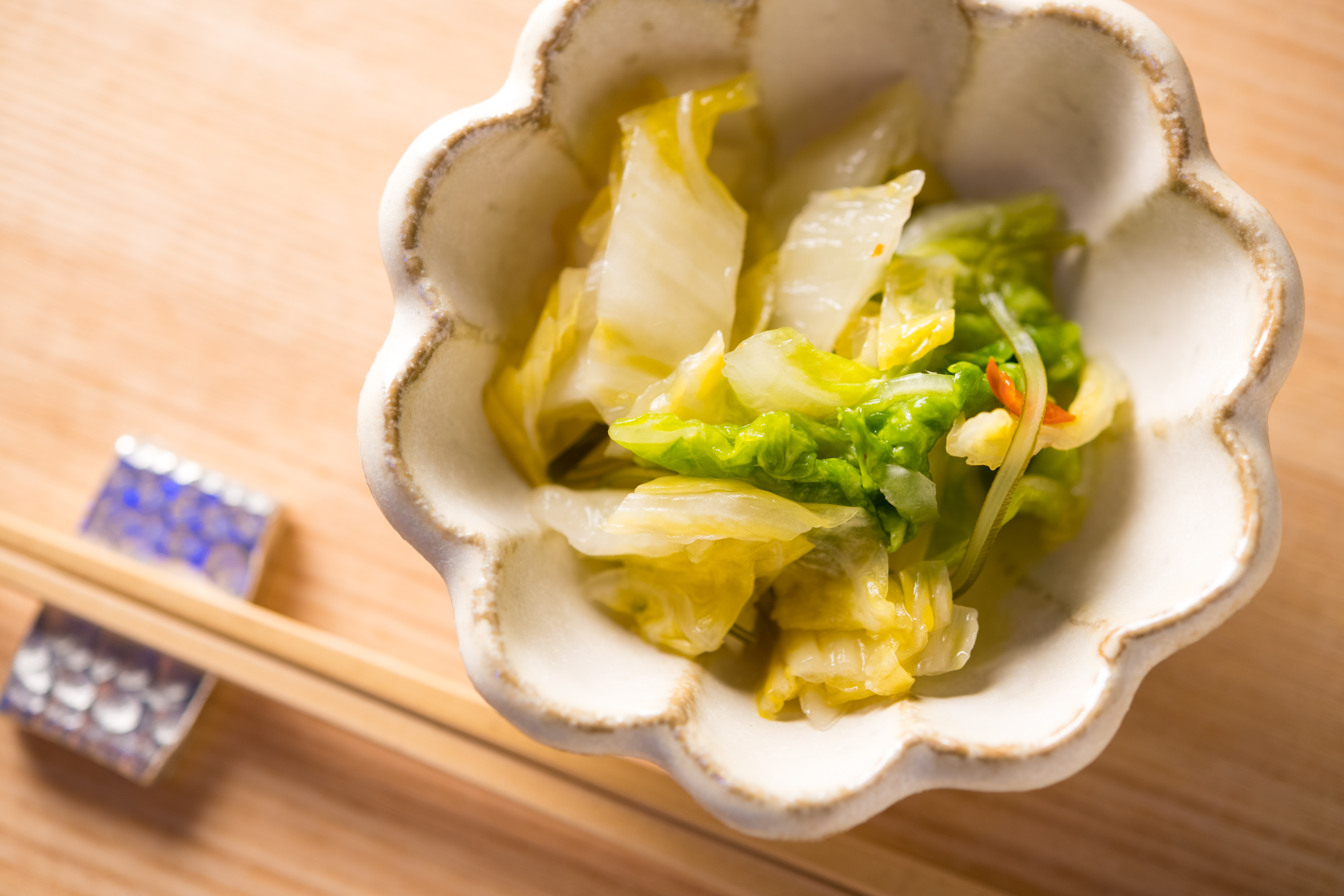 「醃漬白菜」搭酒也不錯。（50元／份）