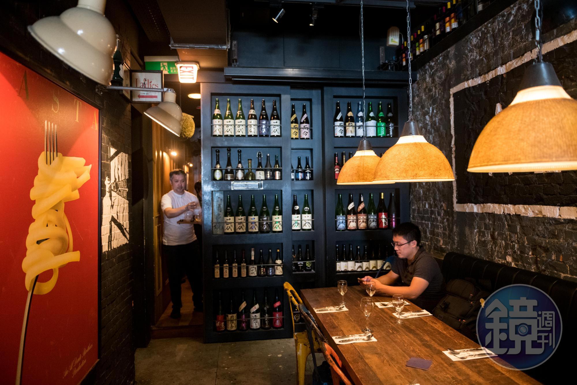 小酒Sake bar藏在餐廳後方一處隱密空間。