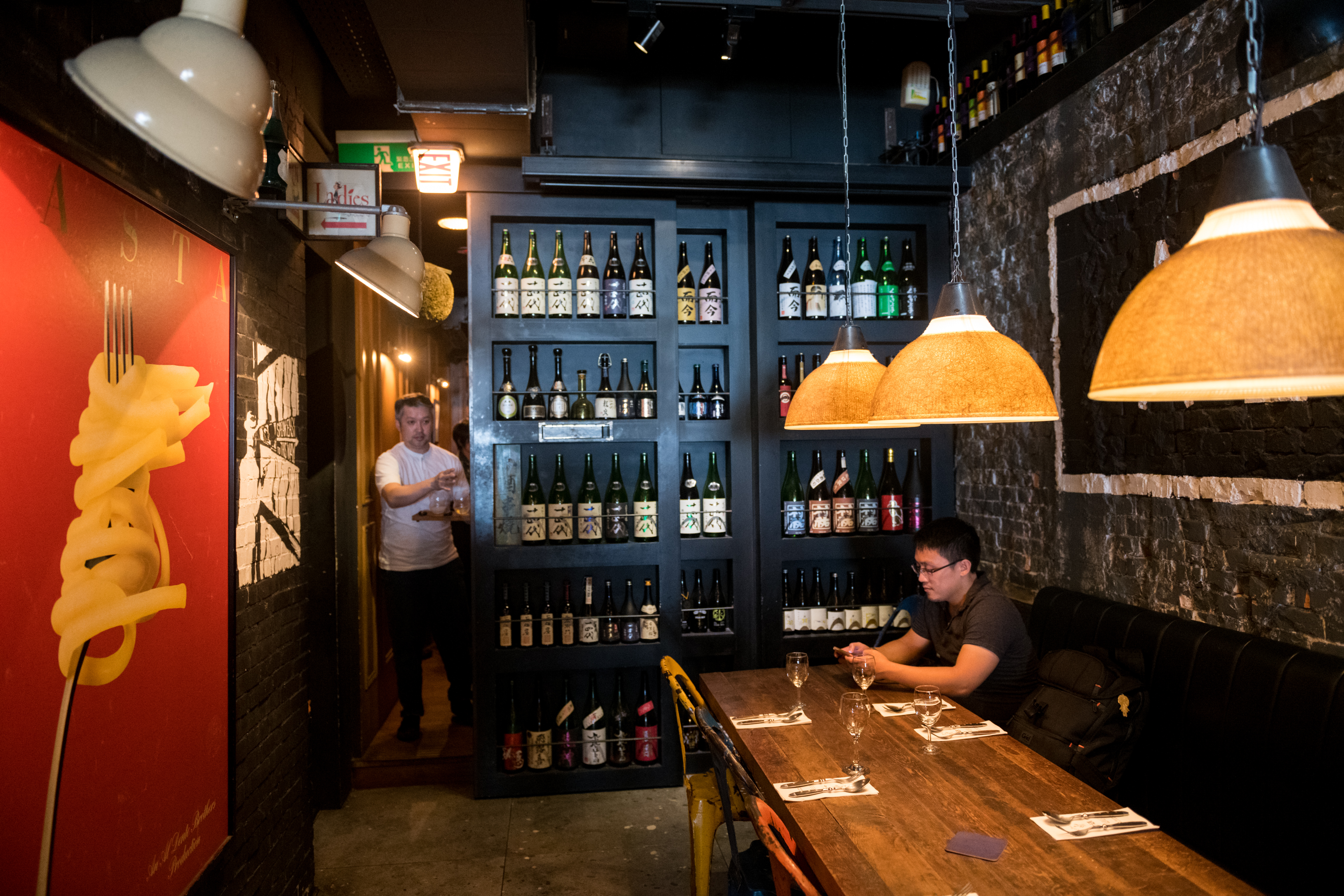 小酒Sake bar藏在餐廳後方一處隱密空間。