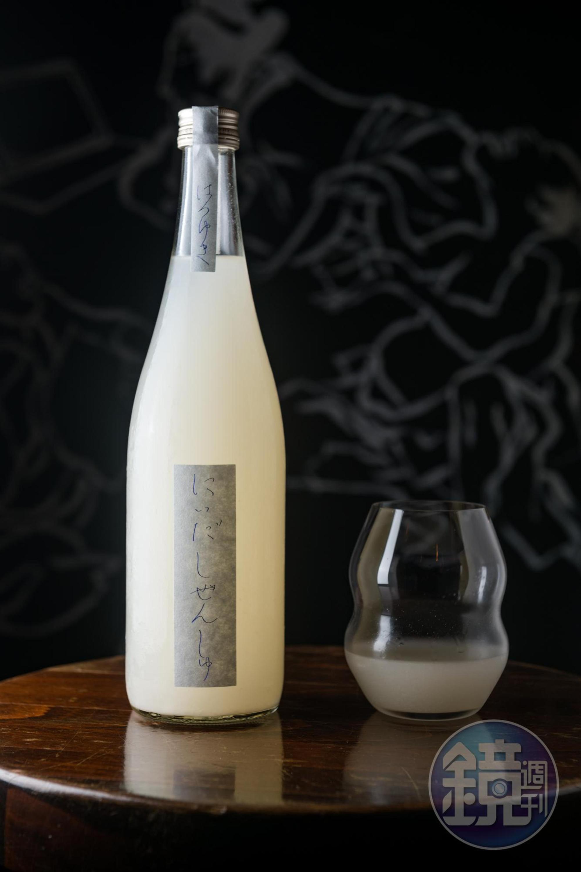 「仁井田本家自然酒生酛初雪」種植與釀造均採取天然的方式,濁酒的米相與酸度都很鮮明。(400元/杯)