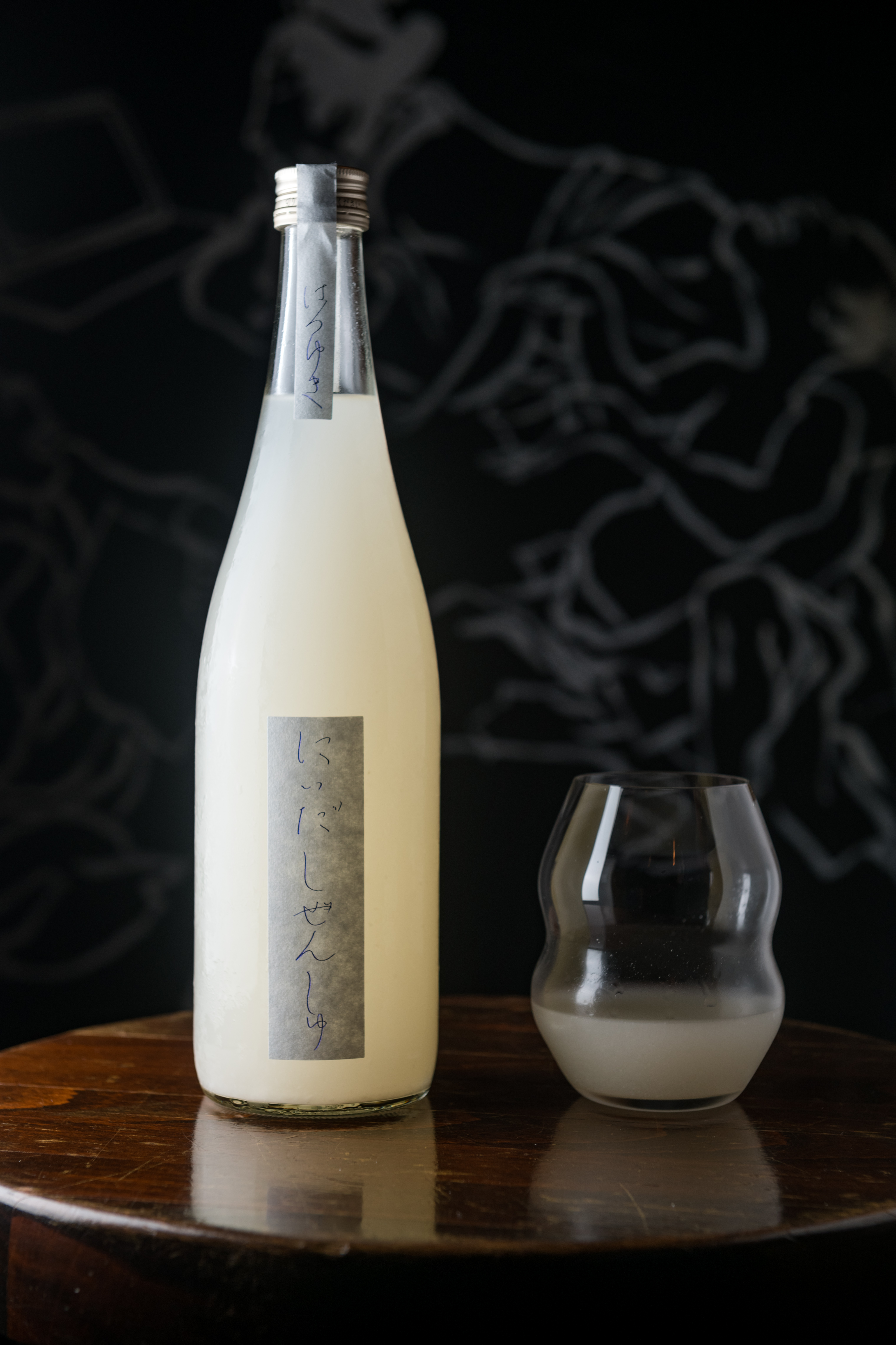 「仁井田本家自然酒生酛初雪」種植與釀造均採取天然的方式，濁酒的米相與酸度都很鮮明。（400元／杯）