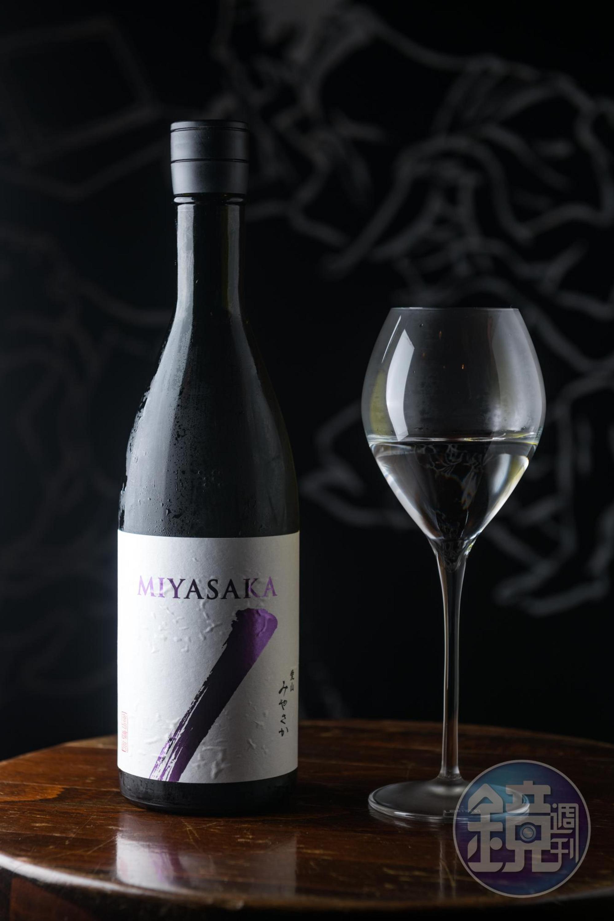 「MIYASAKA夏季限定美山錦生原酒」經半年時間冰溫熟成,具凝縮感的甘甜味和緊緻的酒體。(300元/杯)